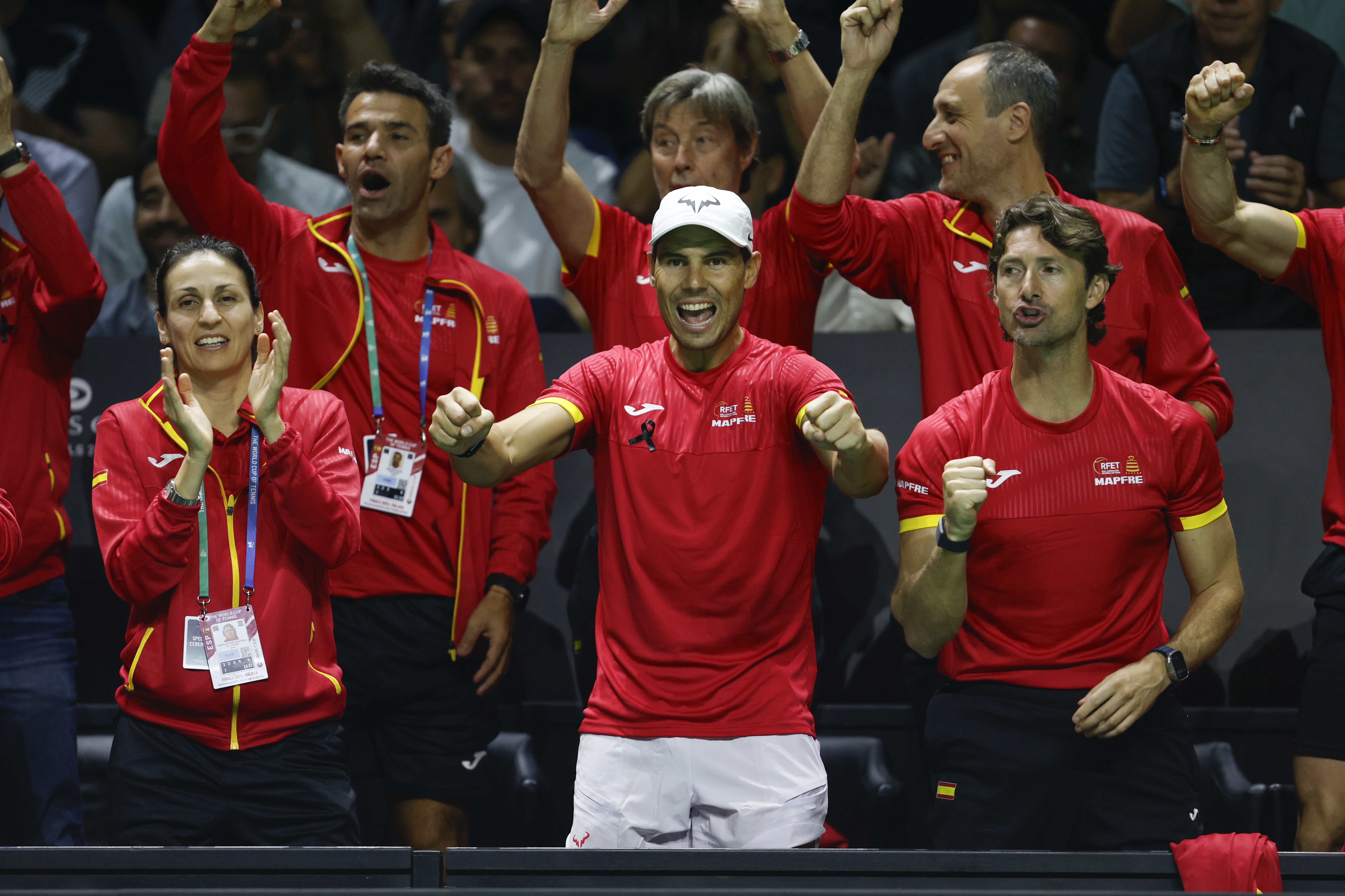 MÁLAGA, 19/11/2024.- El tenista español Rafael Nadal (c) y el resto de los integrantes del equipo celebran la victoria de su compatriota Carlos Alcaraz ante el neerlandés Tallon Griekspoor en el segundo partido de los cuartos de final entre los equipos de España y Países Bajos, este martes en el Palacio de los Deportes José María Martín Carpena de Málaga (Andalucía). EFE / Jorge Zapata.