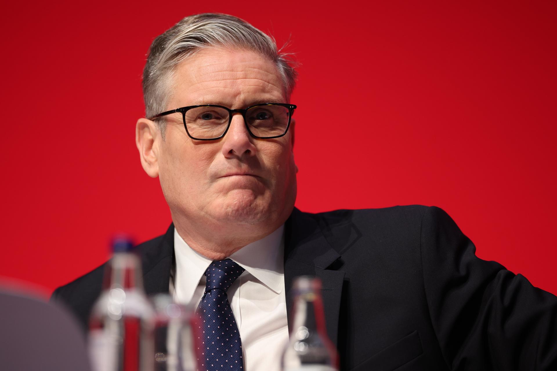 Keir Starmer pide “espacio” y ataca a Reform UK por política migratoria “racista”