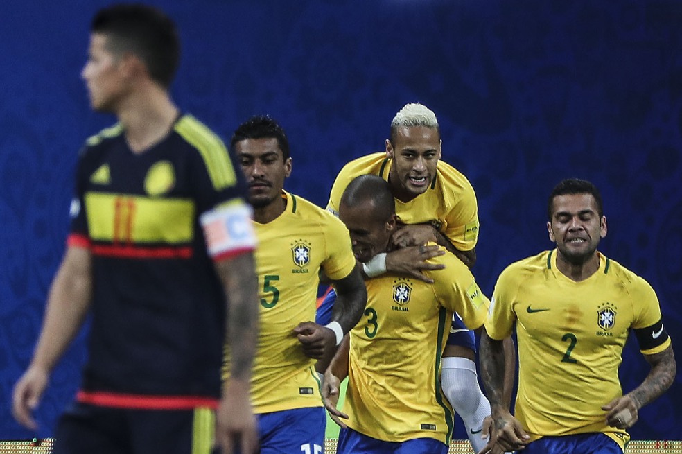 Neymar le dio el triunfo a Brasil sobre Colombia este martes en la noche, en el estadio Arena Amazonia, de Manaos. James Rodríguez tuvo un juego regular.  / EFE
