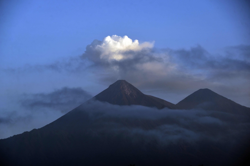 Volcán de Fuego entra en fase eruptiva y provoca evacuaciones en Guatemala