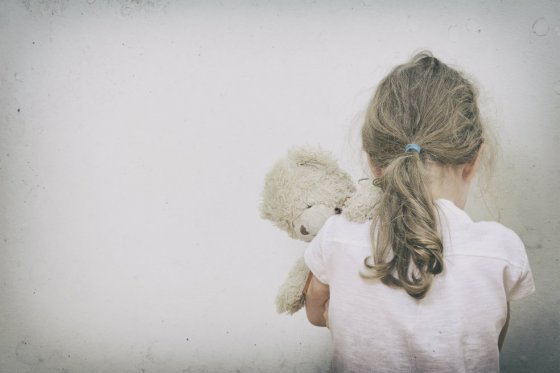 Investigan a pareja en Bogotá por muerte de su hija de dos años, víctima de abuso