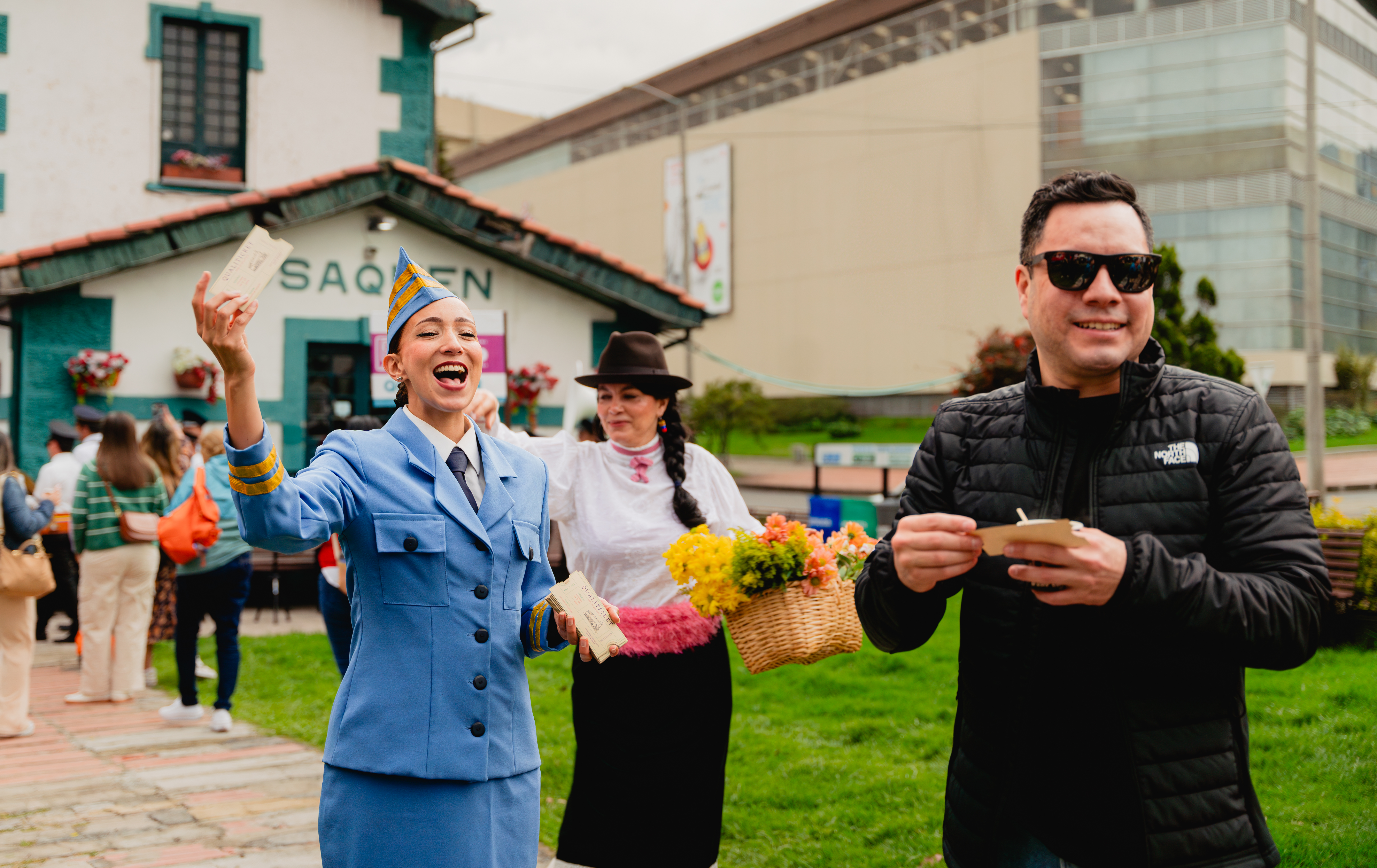 El Tren de la Sabana fue transformado en un escenario móvil con artistas, narradores y sabores de la región durante el recorrido hacia la Catedral de Sal.