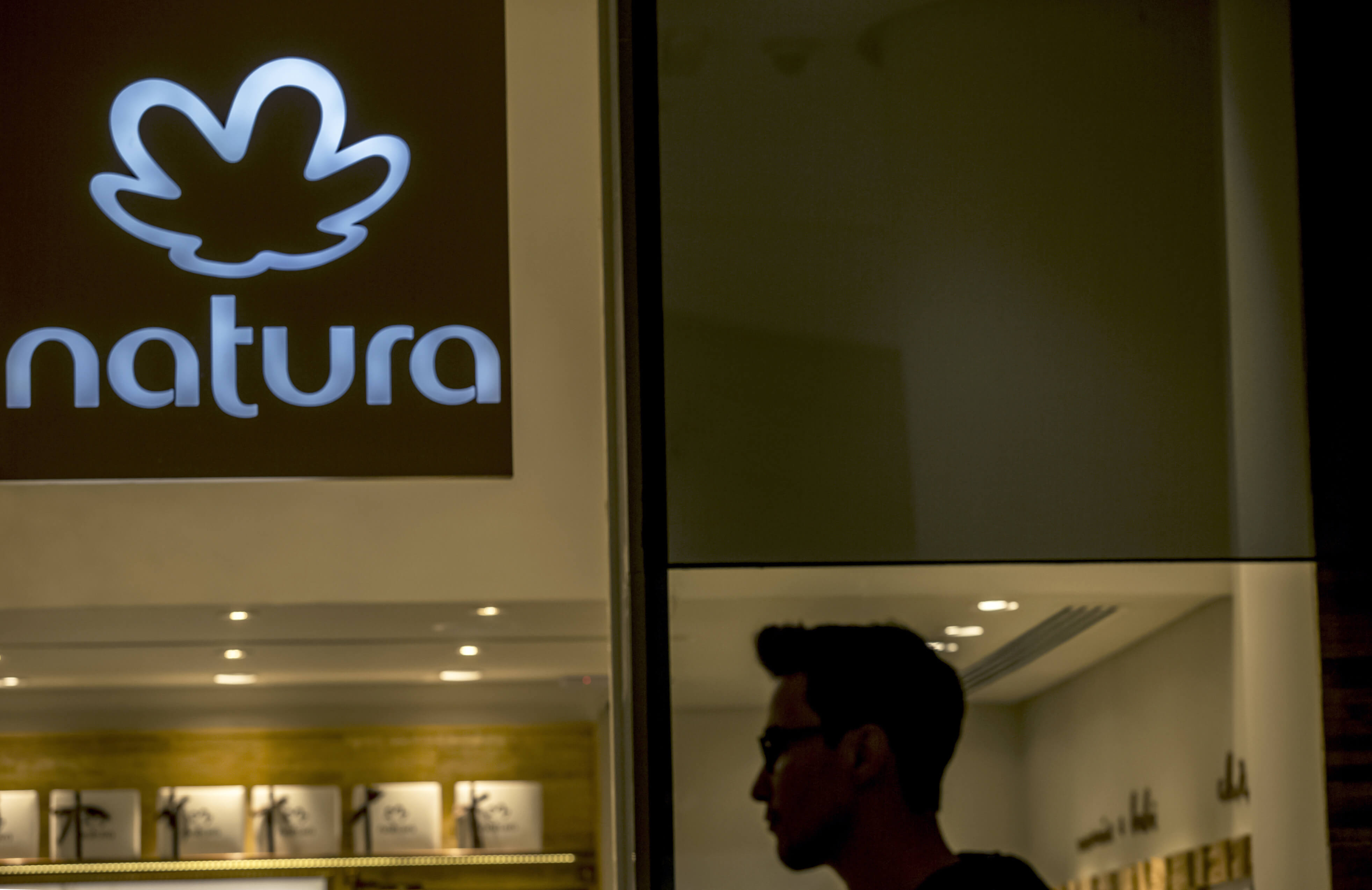 Natura contempla comprar Avon y salir a la bolsa en Estados Unidos