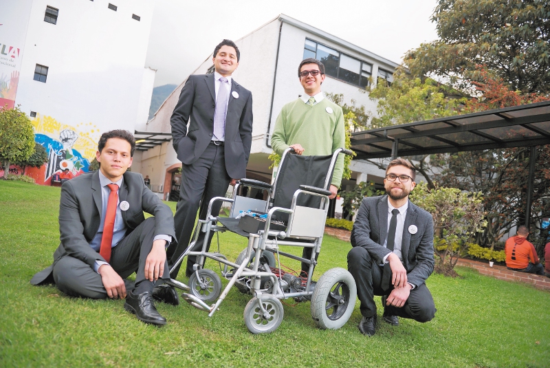 Jóvenes colombianos inventan silla de ruedas que se mueve con los ojos