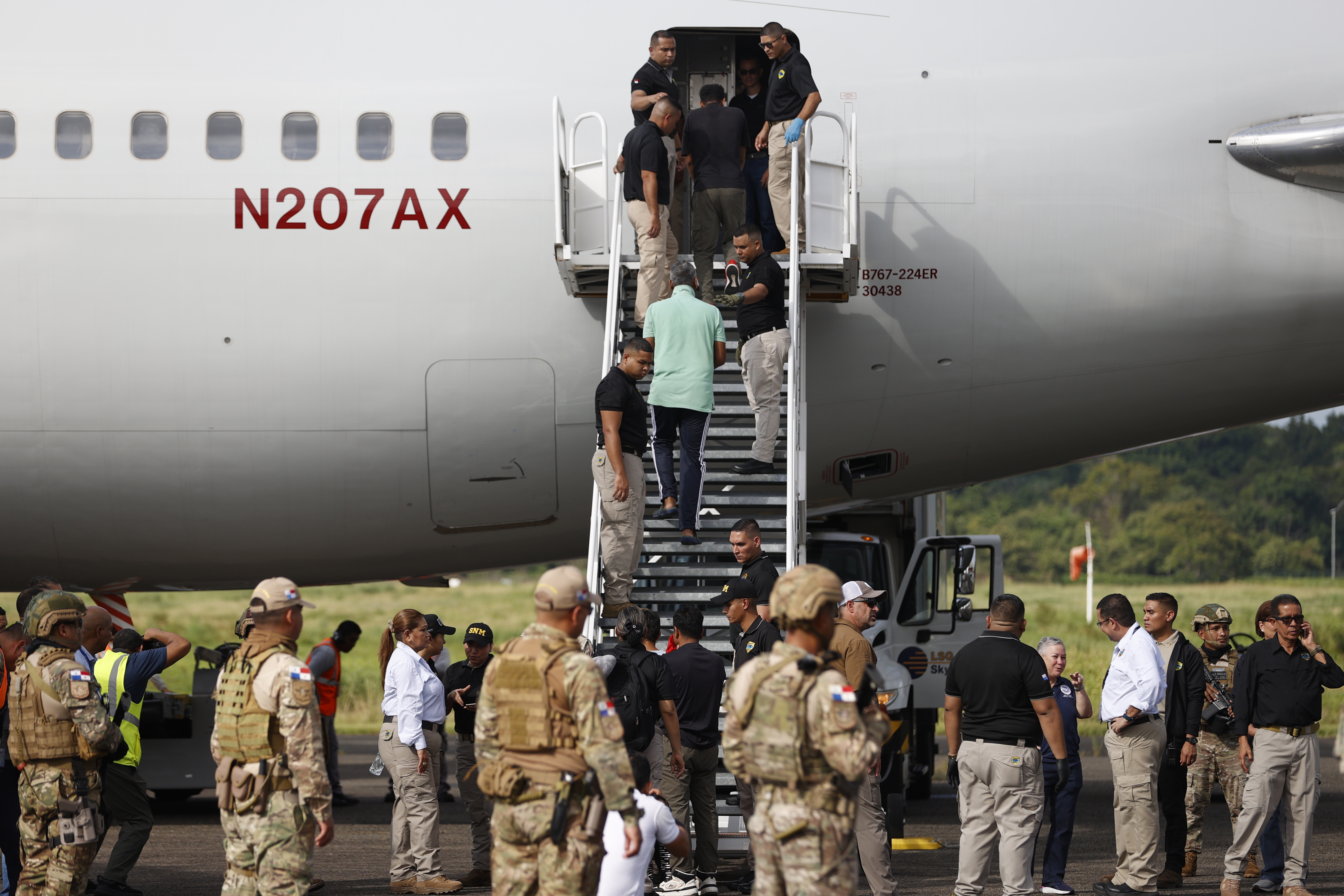 Vuelos de deportación redujeron el paso de migrantes por el Darién, según EE. UU.