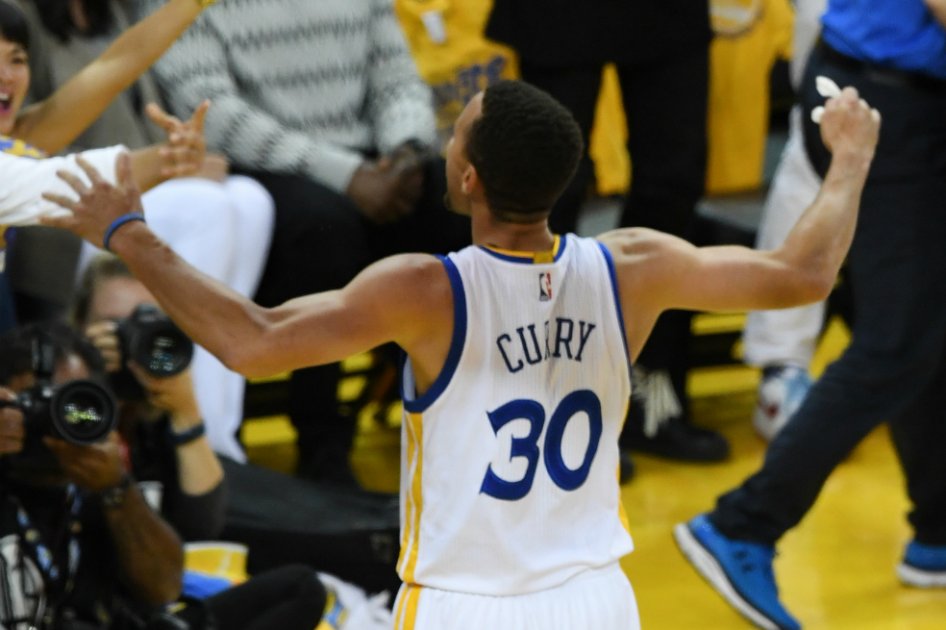 Stephen Curry anotó 31 puntos en la victoria de los Golden State Warriors sobre los Thunder de Oklahoma City. / AFP