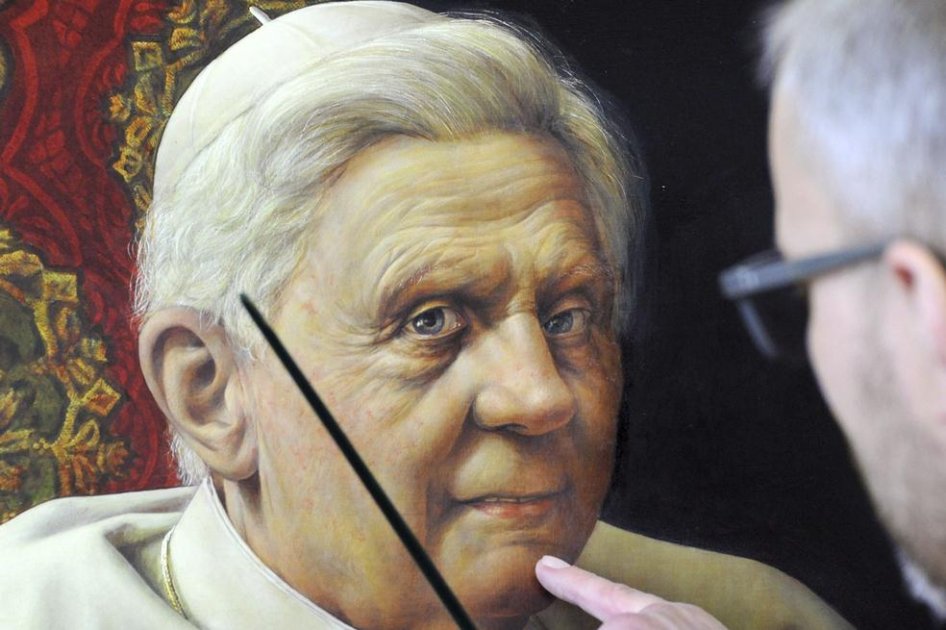 La emoción inunda la plaza de San Pedro en el último Ángelus de Benedicto XVI