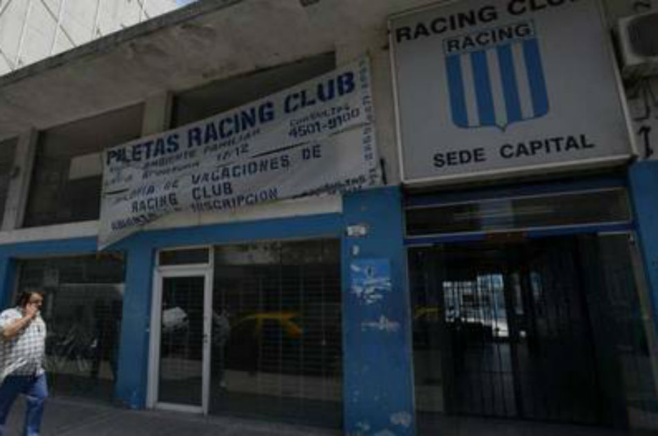 Atacan con bombas molotov sede de Racing