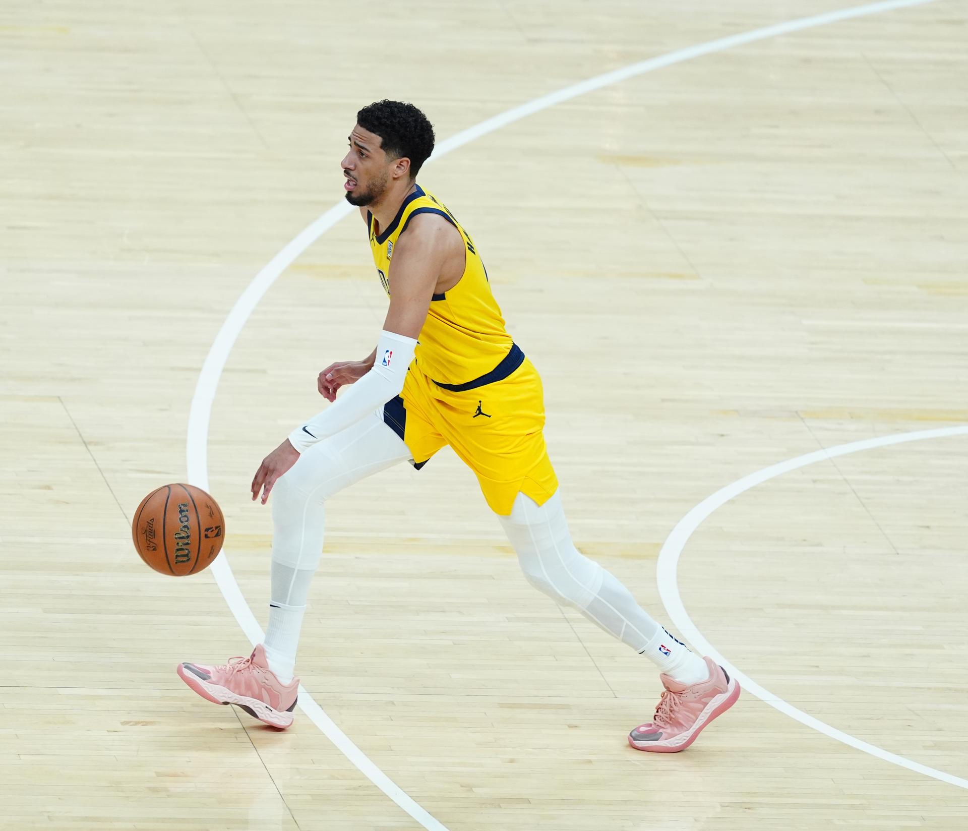 INDIANAPOLIS (United States), 19/06/2025.- Indiana Pacers guard Tyrese Haliburton brings the ball up court during the first half of game six of the NBA finals between the Oklahoma City Thunder and the Indiana Pacers at the Gainbridge Fieldhouse in Indianapolis, Indiana, USA, 19 June 2025. (Baloncesto) EFE/EPA/BRIAN SPURLOCK SHUTTERSTOCK OUT