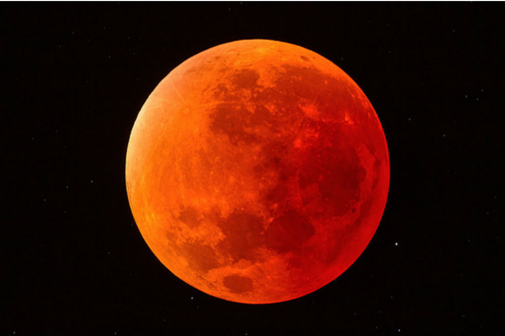 El mundo se prepara para el eclipse de luna más largo del siglo
