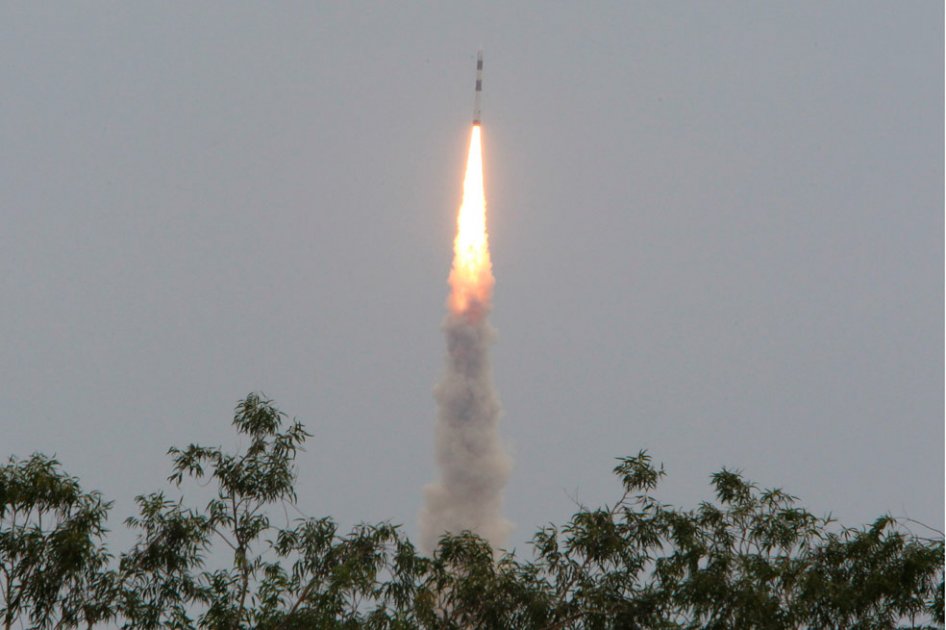 India puso en órbita dos satélites de observación