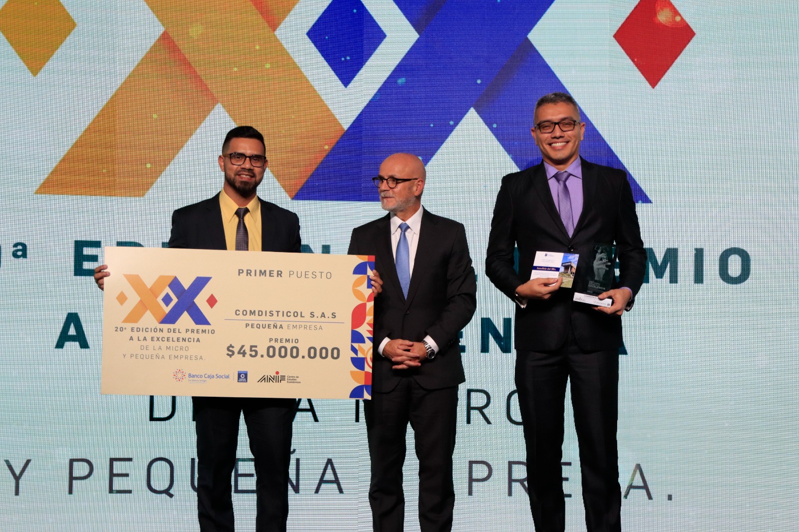 Diego Fernando Prieto Rivera, presidente Banco Caja Social, entregó el premio Pequeña Empresa a Comdisticol S.A.S.
