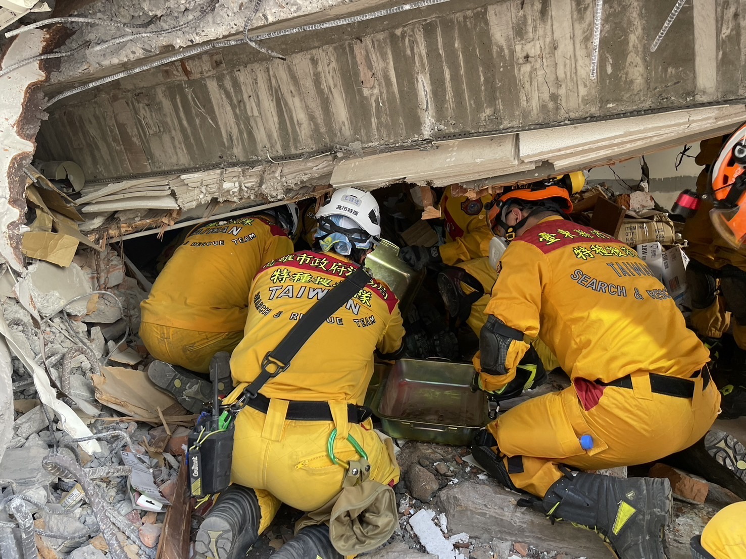 Taipei (Taiwan), 03/04/2024.- A handout photo provided by the Taiwan National Fire Agency shows members of a search and rescue team conducting rescue operations in a building following a magnitude 7.4 earthquake in Hualien, Taiwan, 03 April 2024. A magnitude 7.4 earthquake struck Taiwan on the morning of 03 April with an epicenter 18 kilometers south of Hualien City at a depth of 34.8 km, according to the United States Geological Survey (USGS). (Terremoto/sismo, Estados Unidos) EFE/EPA/NATIONAL FIRE AGENCY HANDOUT HANDOUT EDITORIAL USE ONLY/NO SALES HANDOUT EDITORIAL USE ONLY/NO SALES