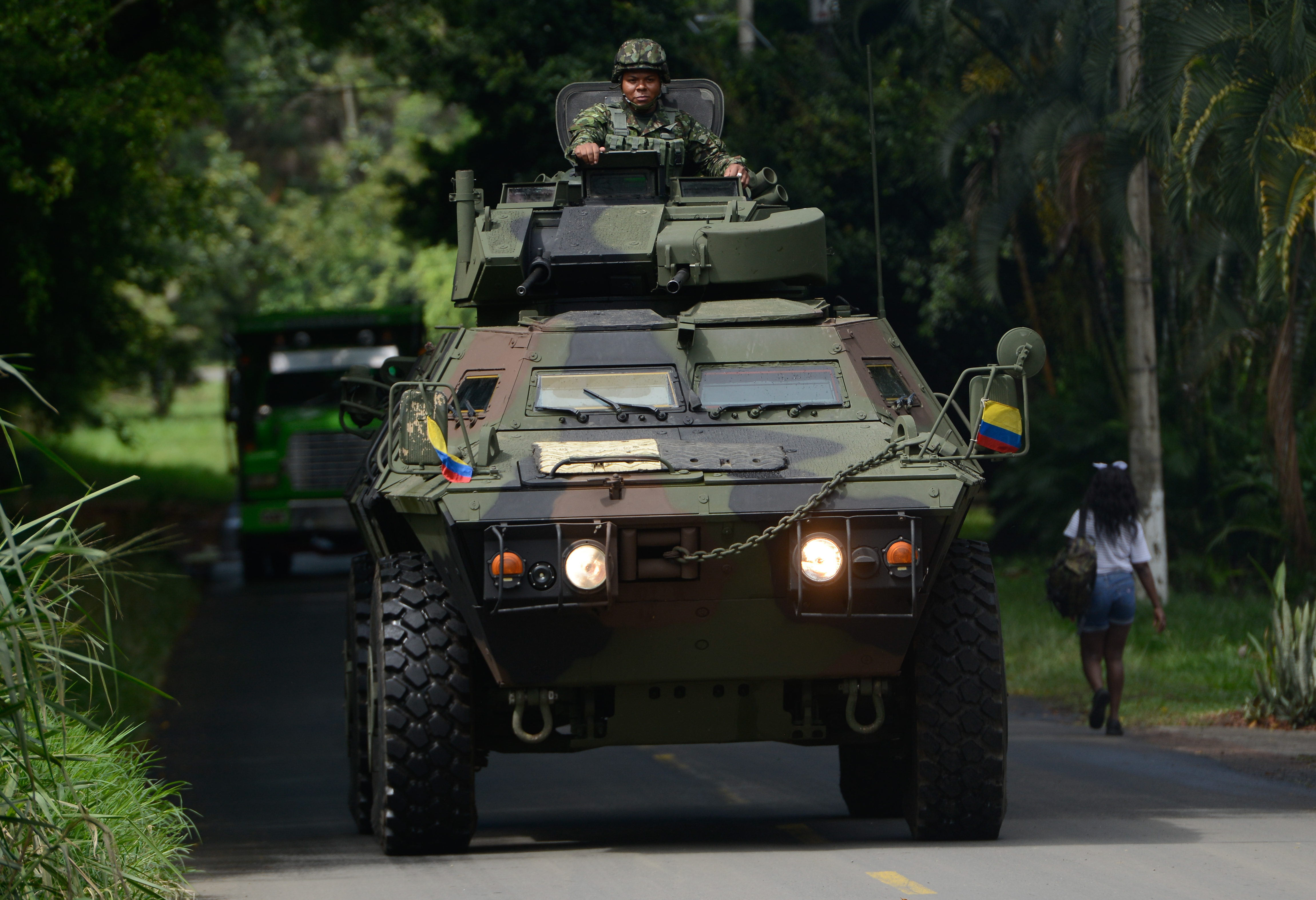 JAMUNDI (COLOMBIA), 13/06/2024.- Un camión blindado del ejército colombiano patrulla este jueves por vías de acceso al municipio de Jamundí (Colombia). Un total de 100 policías llegaron este jueves a reforzar la seguridad en el municipio de Jamundí, la localidad del suroeste de Colombia que sufrió dos atentados terroristas el miércoles a manos de las disidencias de las FARC y vive asediada por la violencia. EFE/ Ernesto Arias