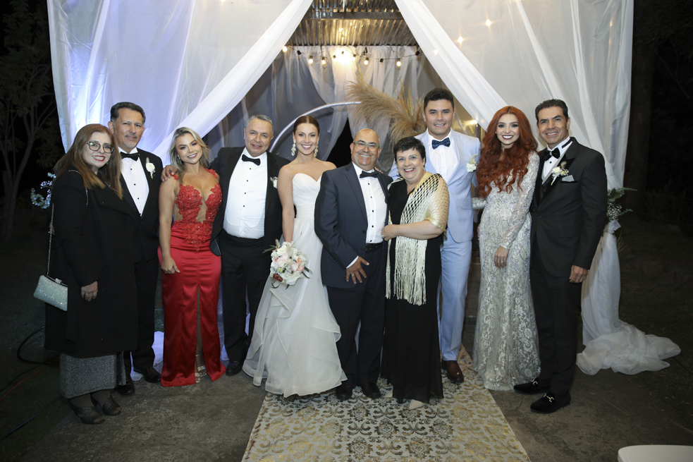 Cristian y Mila, los novios, junto a sus familias