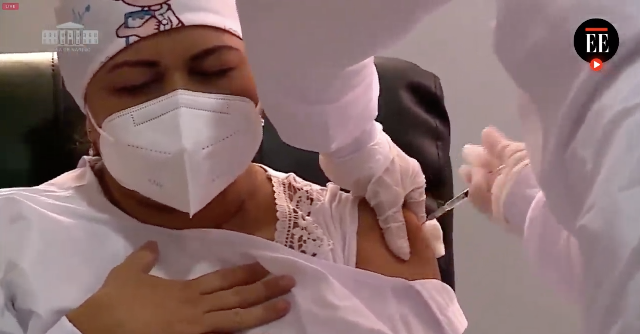 Vacunan contra el coronavirus a la primera persona en Colombia