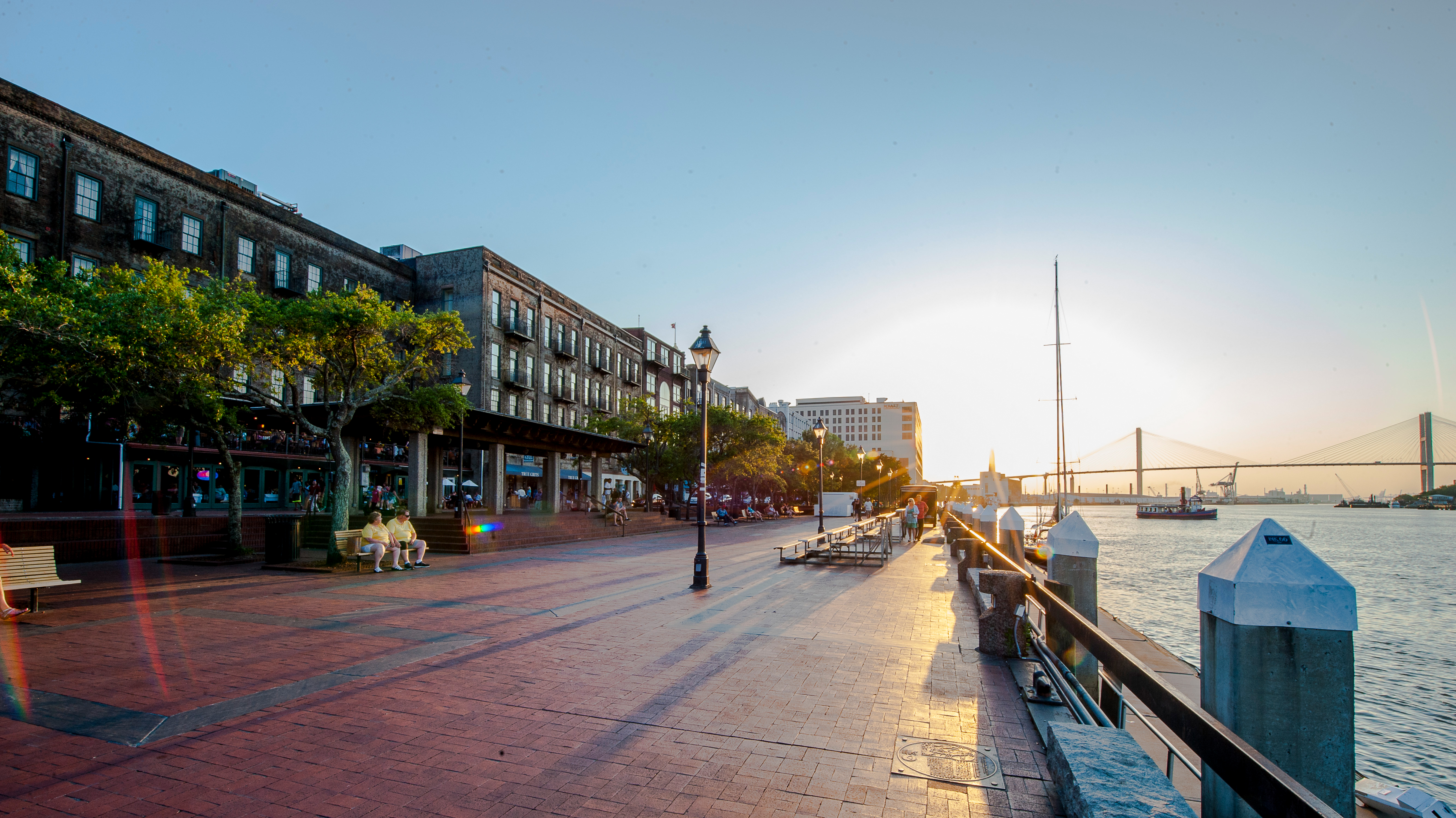 El muelle de Savannah, con epicentro en la emblemática River Street, brinda amplias vistas del río Savannah, del tránsito de embarcaciones, del Talmadge Memorial Bridge y de los cruceros que navegan al atardecer.