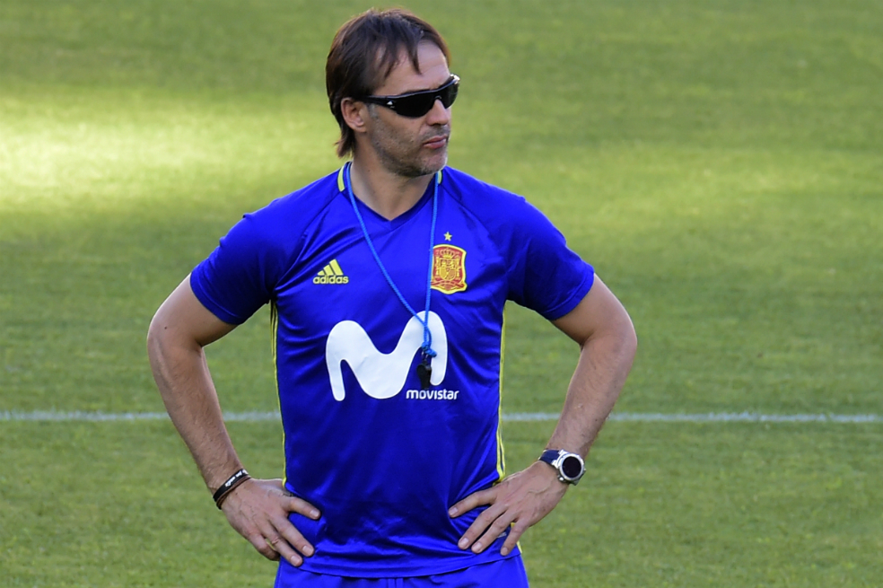 Julen Lopetegui, seleccionador de España, este martes, en Murcia, durante un entrenamiento previo al duelo contra Colombia. / AFP