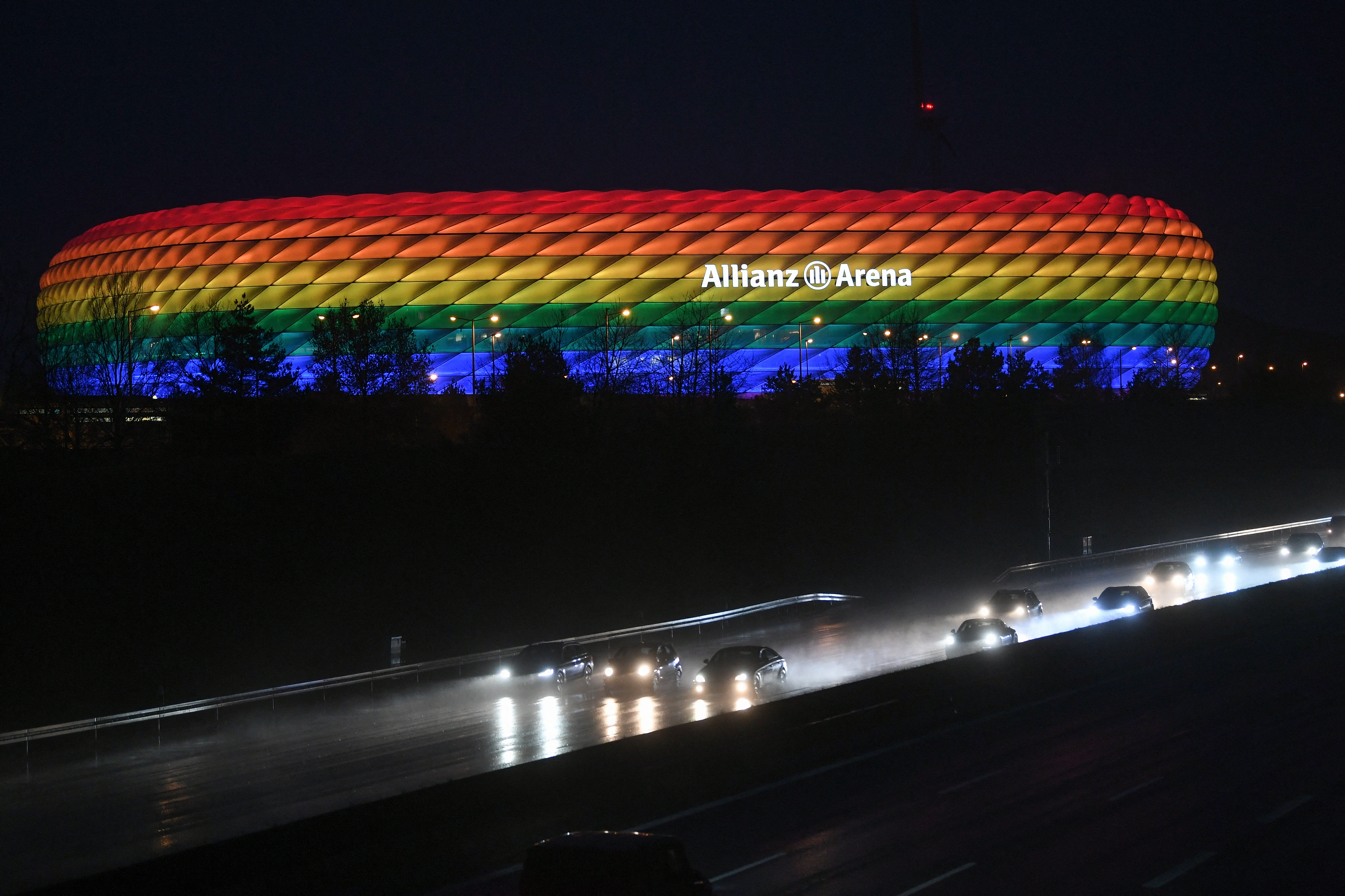La UEFA prohibió iluminar con un arcoirís el estadio de Múnich