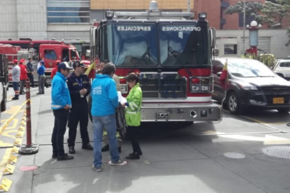 Autoridades intentan controlar fuga en bomba de gasolina en el norte de Bogotá