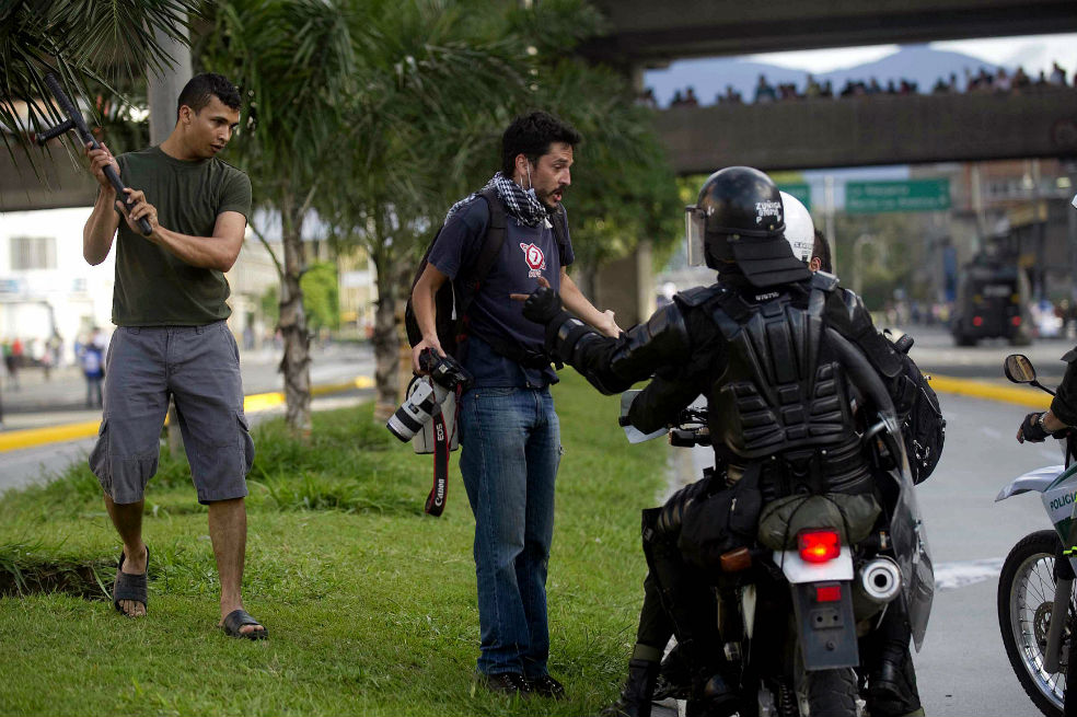 Policías agreden a periodistas