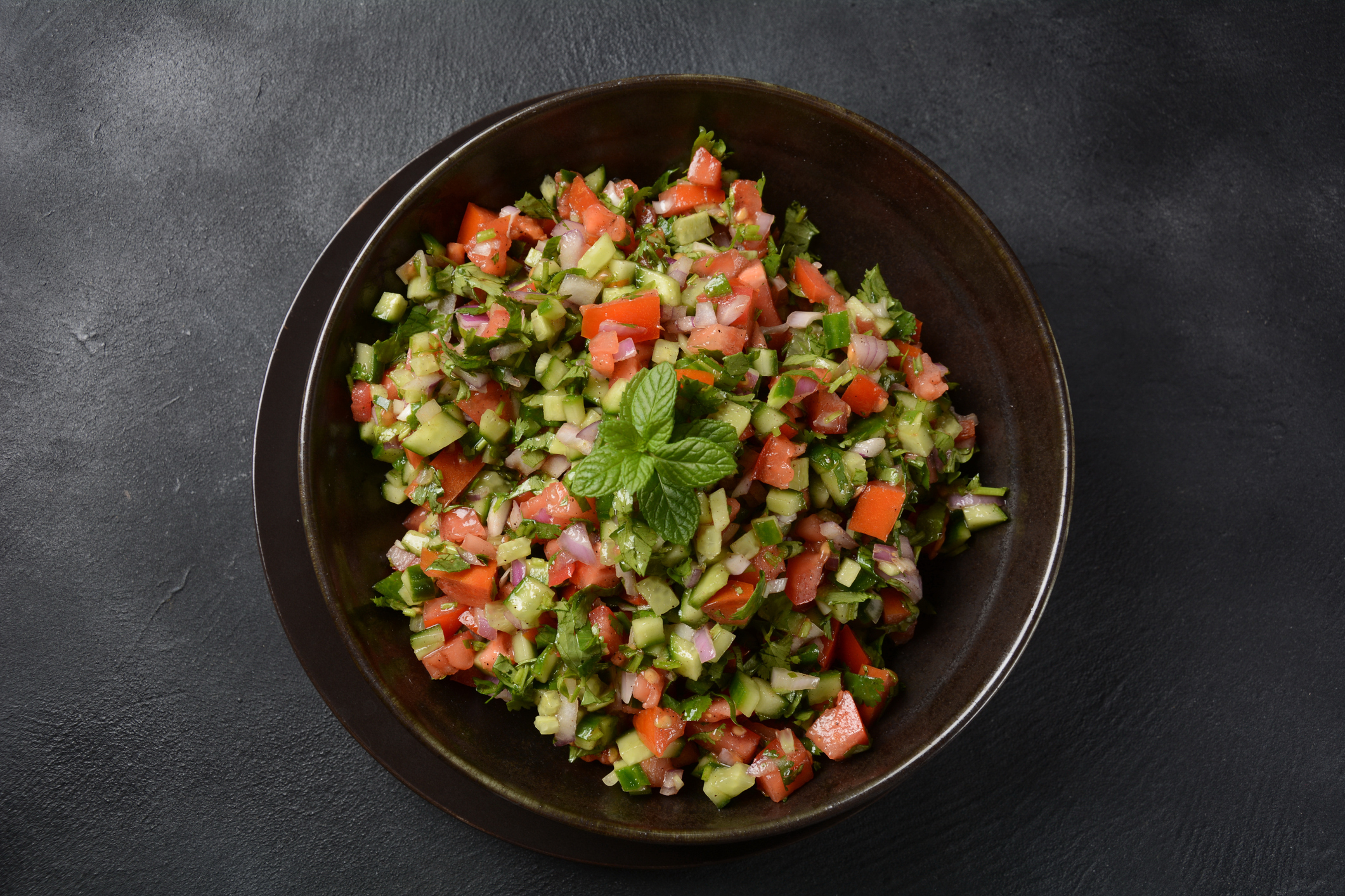 Prepara una exquisita salsa-ensalada criolla usando mezcla de vegetales