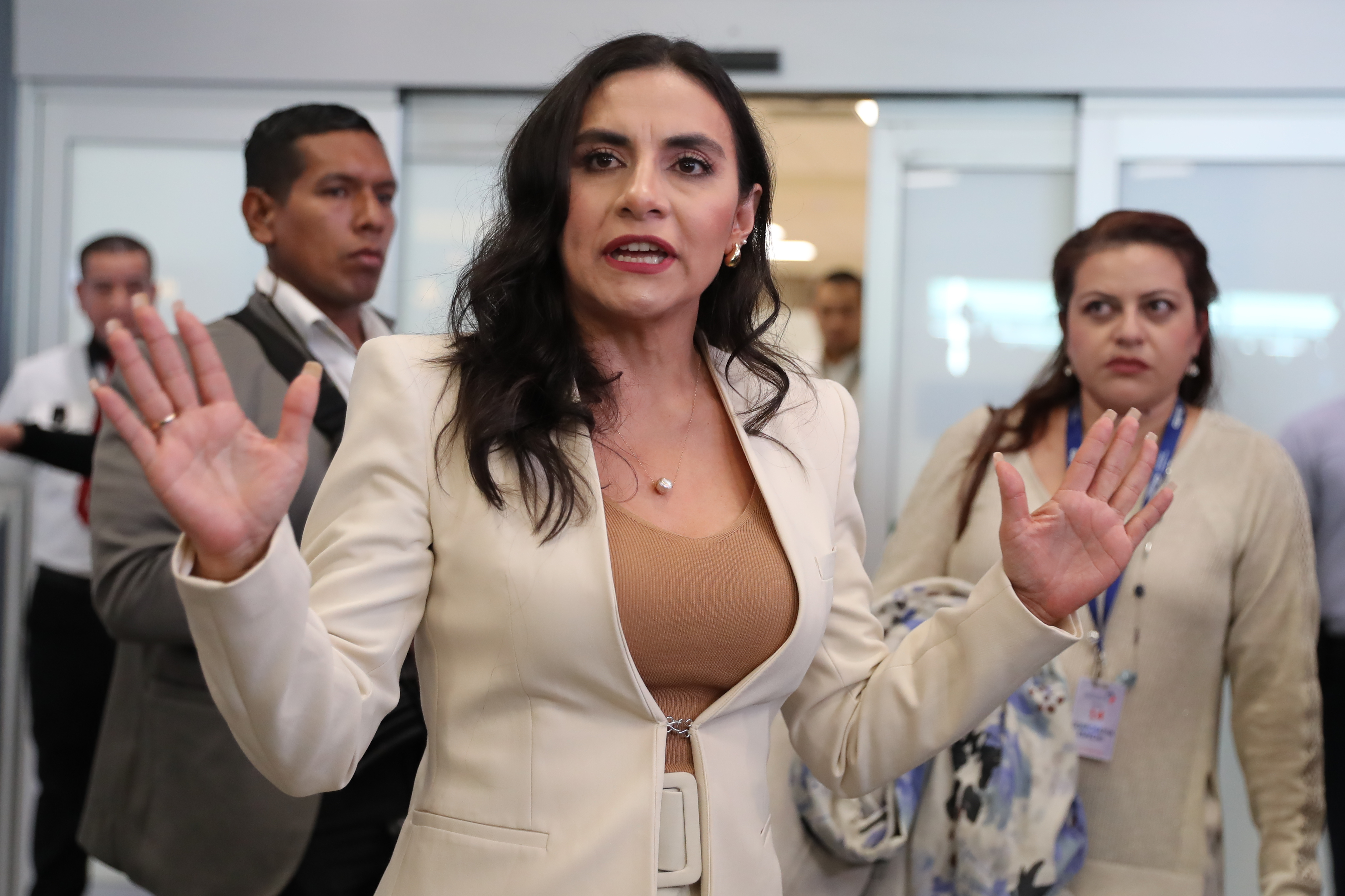 La vicepresidenta suspendida regresó a Ecuador para reclamar la presidencia