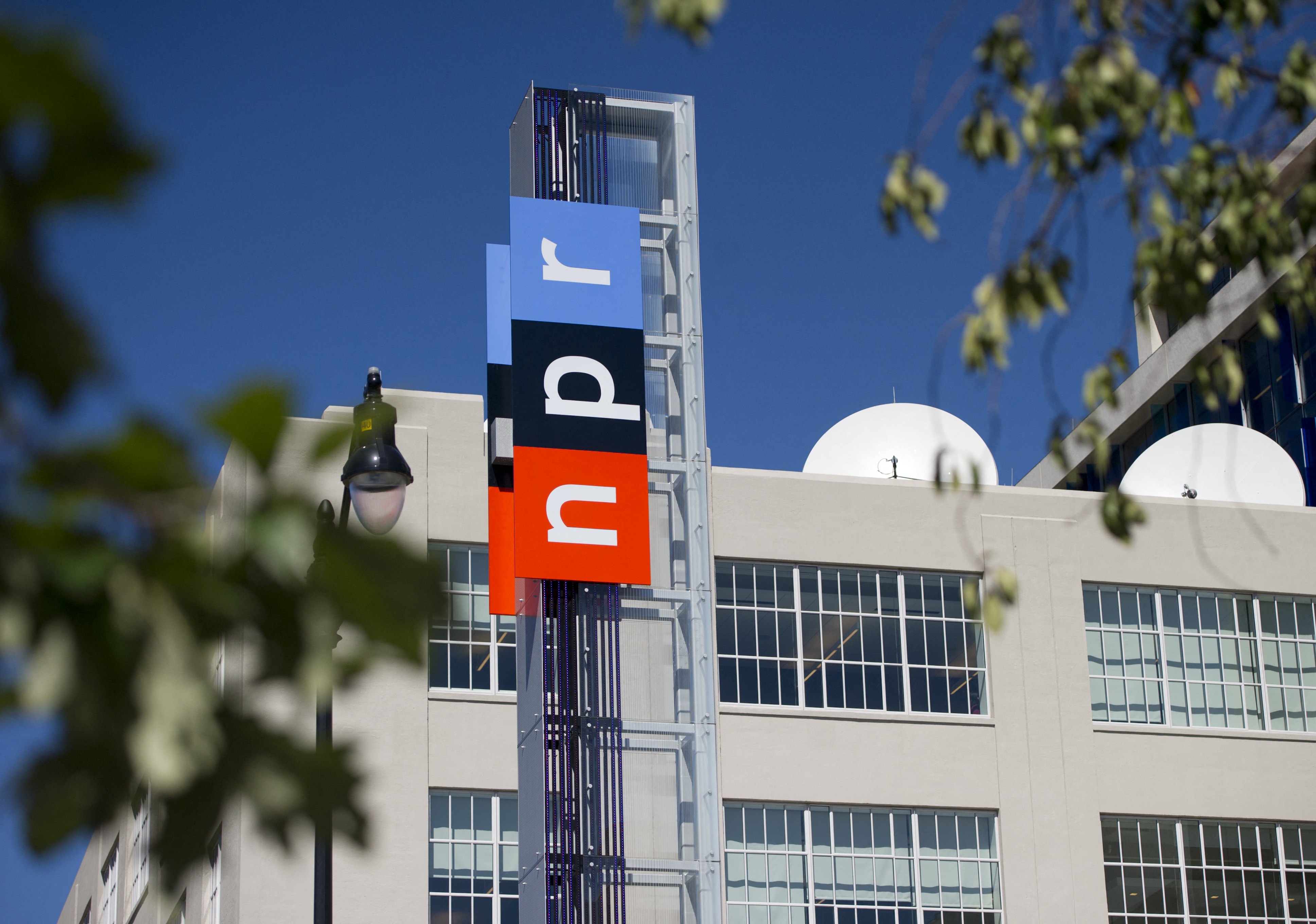 NPR en la cuerda floja: los recortes de Trump tienen en peligro a medios públicos