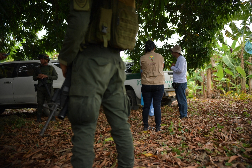 La Fuerza Pública acompaña con armas largas las entregas de predios restituidos en Urabá.Jose VargasLos temores de Cecilia no son infundados, entre 2007 y 2018 han sido asesinados 23 reclamantes de tierra según la fundación Forjando Futuros. “En la zona donde estamos es obvio que uno sienta miedo”, dijo la campesina. Incluso, los retos de la restitución de tierras en la región quedaron claros a pocos kilómetros de Niña Luz. El mismo día debían ser restituidos los predios ‘Aguardiente’ y ‘Ceniza’, sin embargo, la diligencia se frustró porque una persona que los tiene ocupados se opuso a que un juez materializara la orden. El juzgado deberá reprogramar la fecha y desalojar al campesino que ocupa las parcelas.