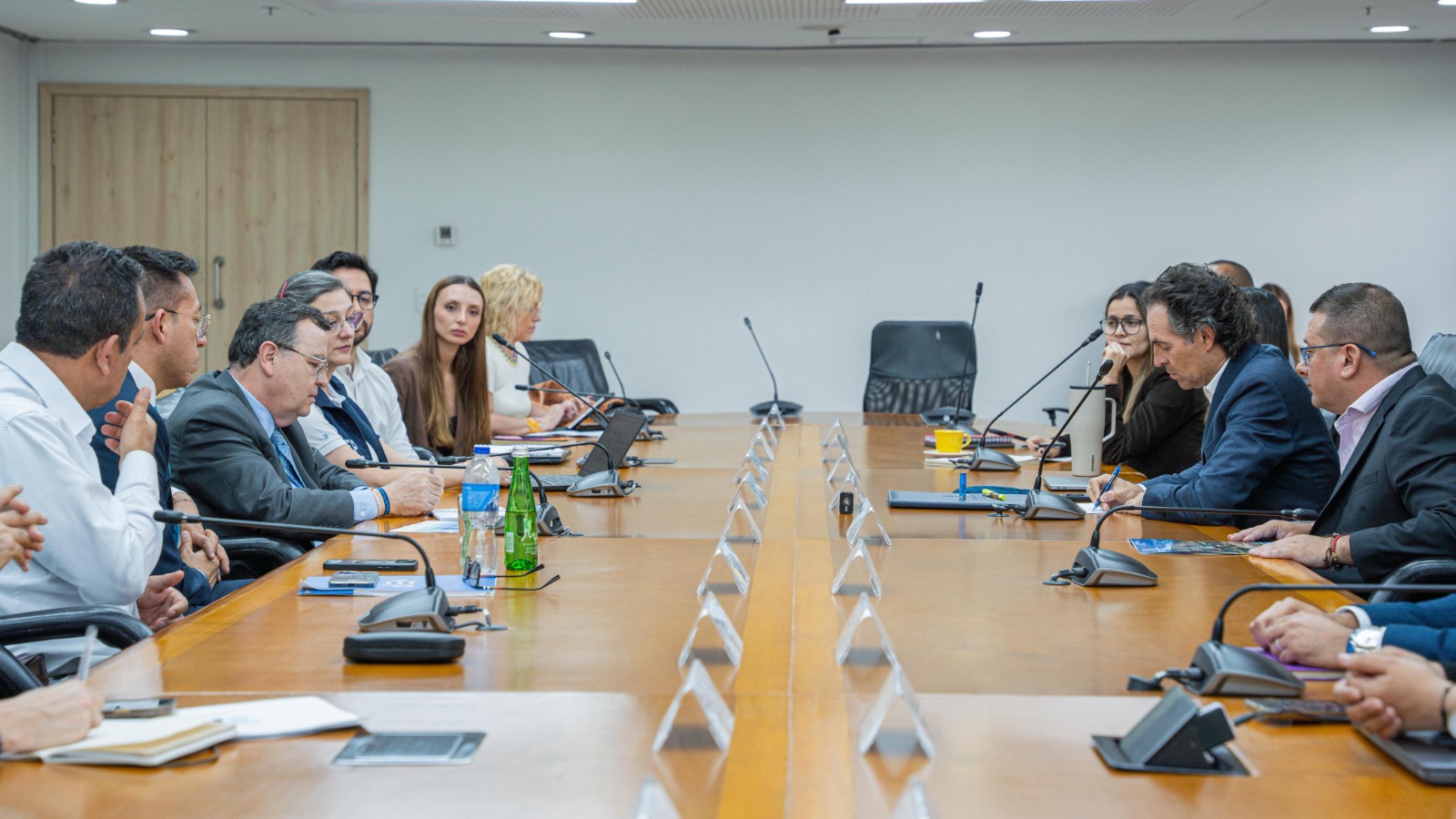 El alcalde de Medellín, Federico Gutiérrez, y el presidente de la JEP, Alejandro Ramelli, anunciaron el empalme entre instituciones la búsqueda de personas desaparecidas en La Escombrera.