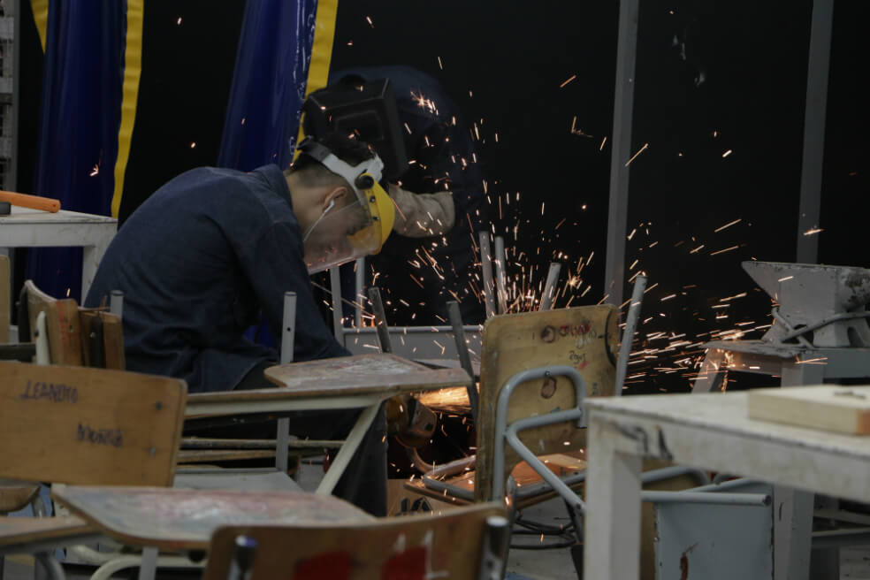 Estudiante reparando unos pupitres en el taller de metal madera del IPC Andrés Rosa.