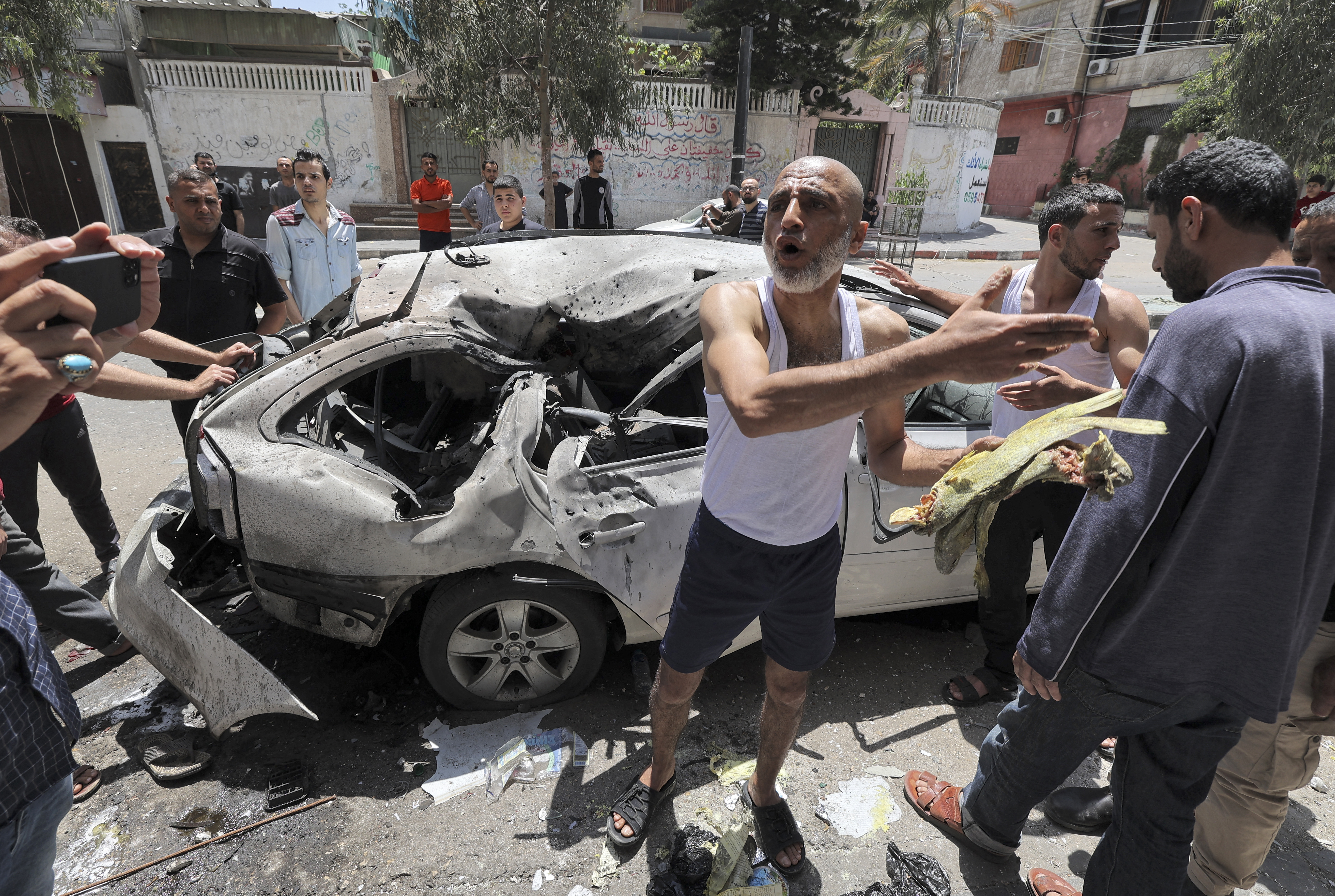 Los ataques fueron constantes a lo largo del día, a uno y otro lado de la frontera. En la Franja de Gaza murieron 65 personas, de las cuales 16 eran niños