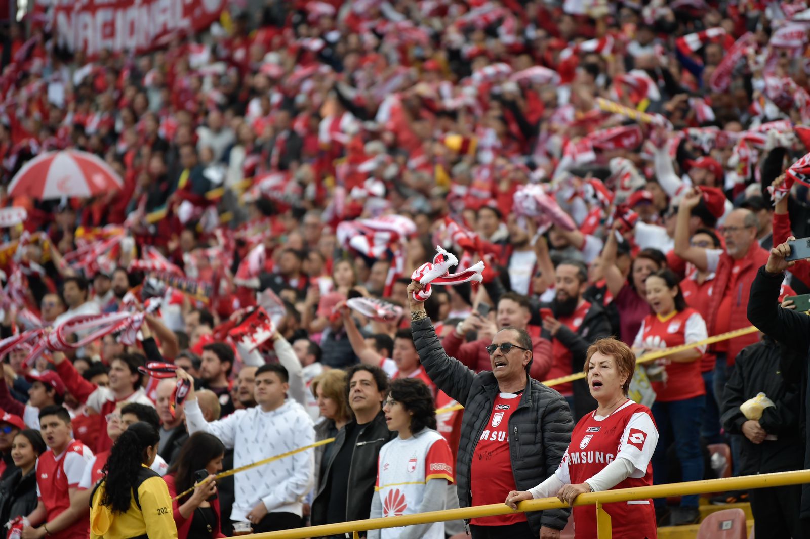 Cerca de 25.000 hinchas acompañaron a Santa Fe y lo empujaron hacia una victoria clave contra Tolima.
