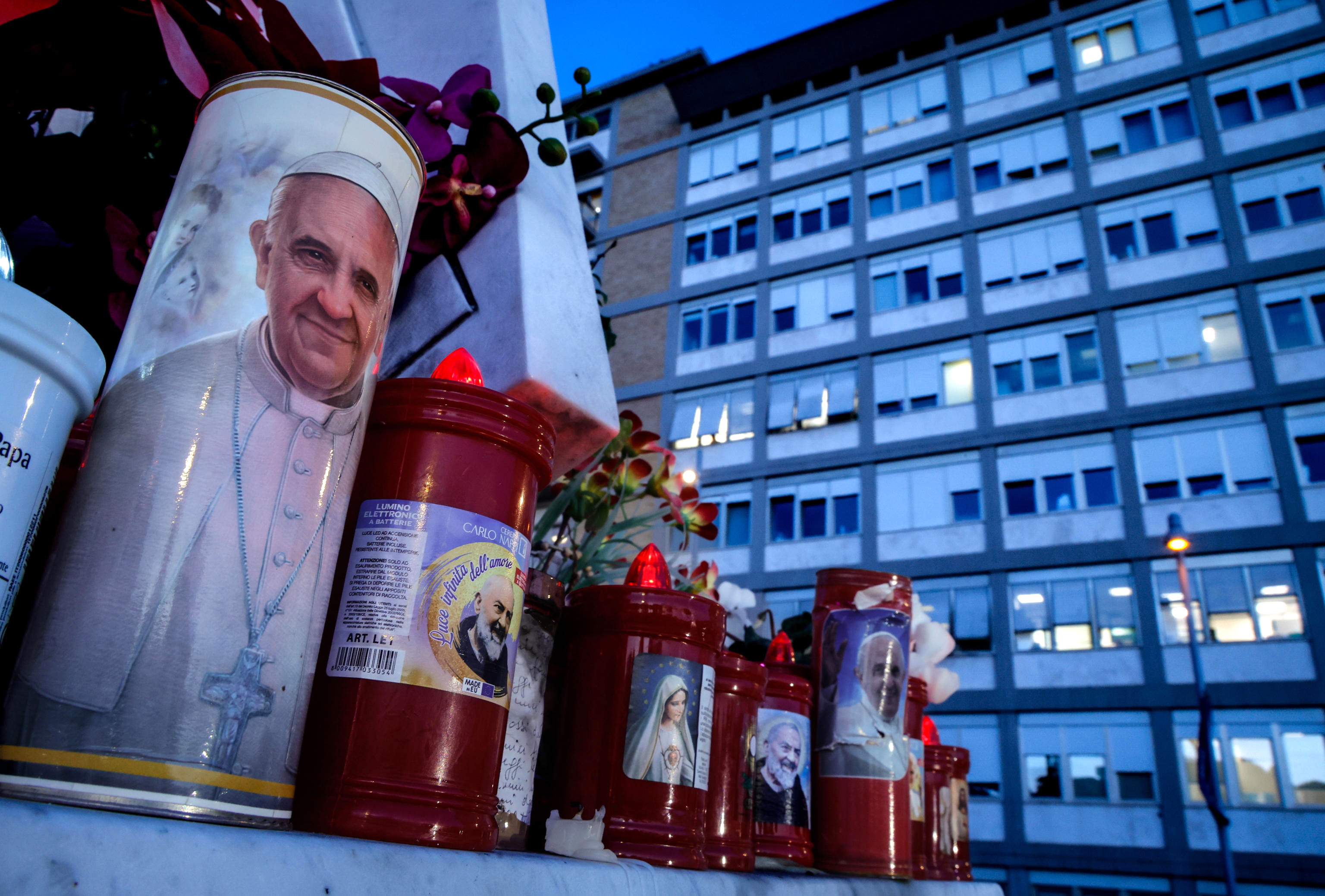 Vaticano: papa Francisco, hospitalizado y en “estado crítico” tras crisis asmática