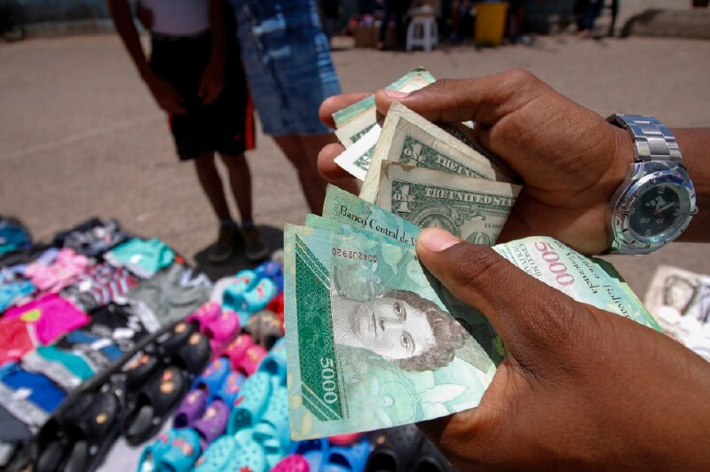 “¿A cuánto recibes el dólar, chamo?”