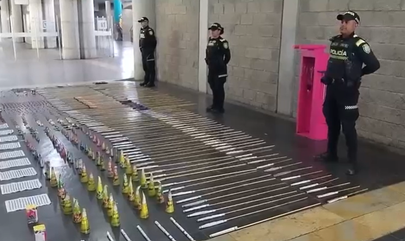 Encuentran cargamentos de pólvora en estaciones de Transmilenio durante operativos en Bogotá