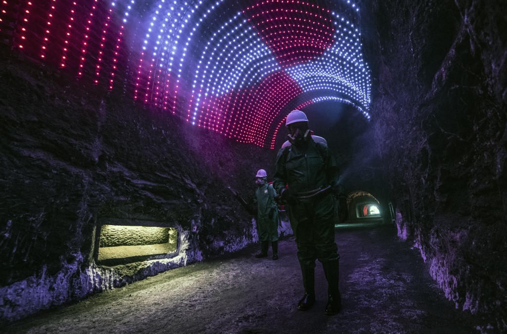 Trabajadores con equipos de desinfección limpian la catedral de Zipaquirá.