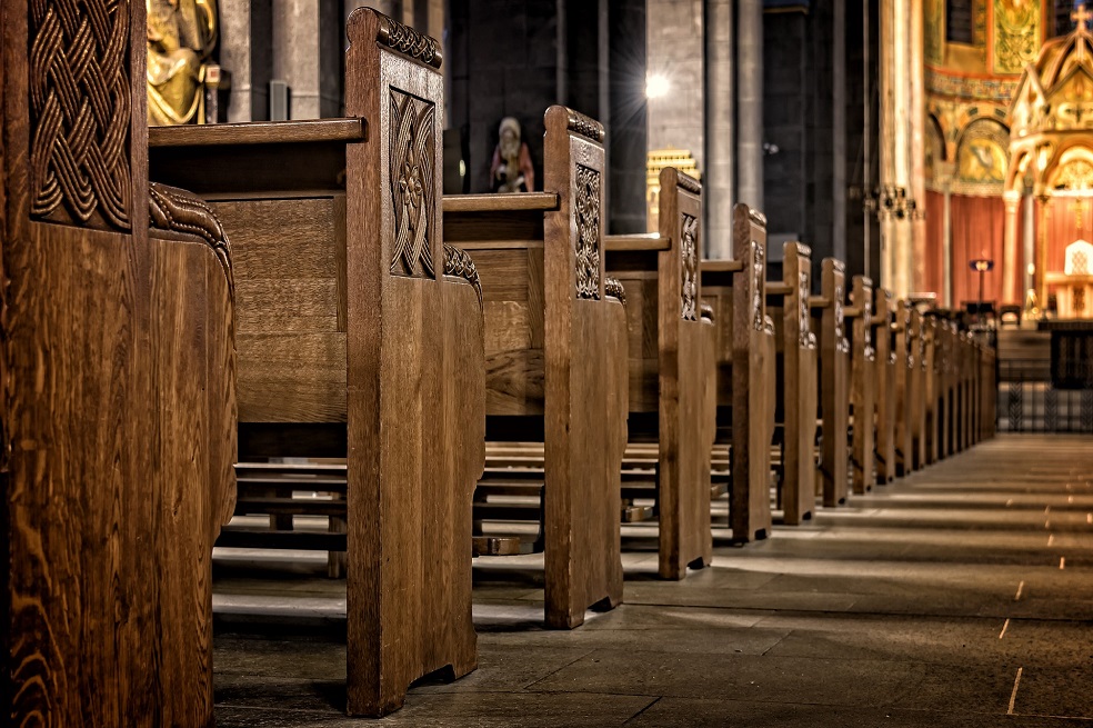 ¿No tiene monedas? Iglesia católica francesa le pone un «ofrendero» digital