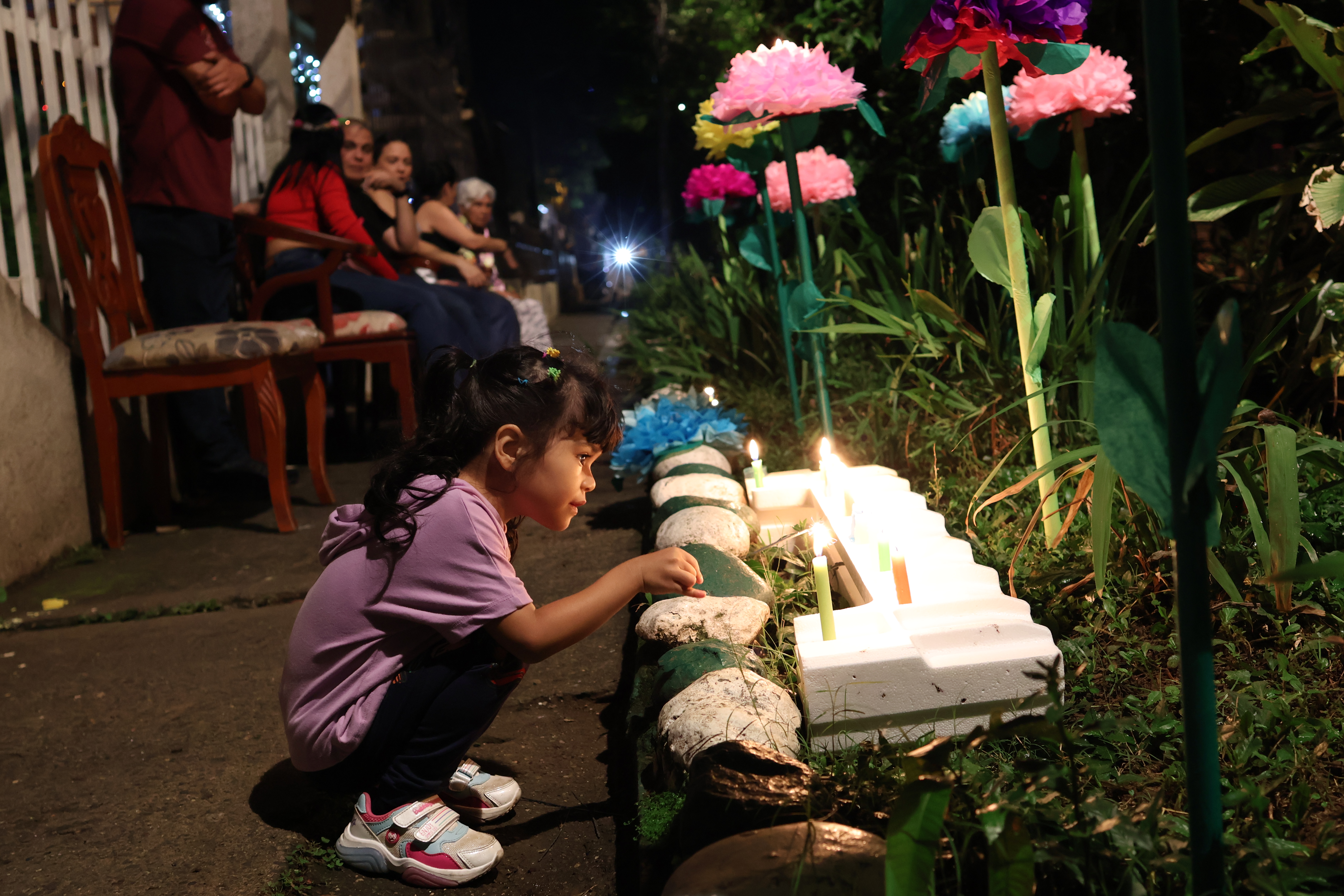 AME2779. CALI (COLOMBIA), 07/12/2023.- Niños encienden velas en el tradicional día de velitas, costumbre colombiana que celebra el día de la Inmaculada Concepción y marca el inicio de la Navidad, hoy en Cali (Colombia). EFE/Ernesto Guzmán