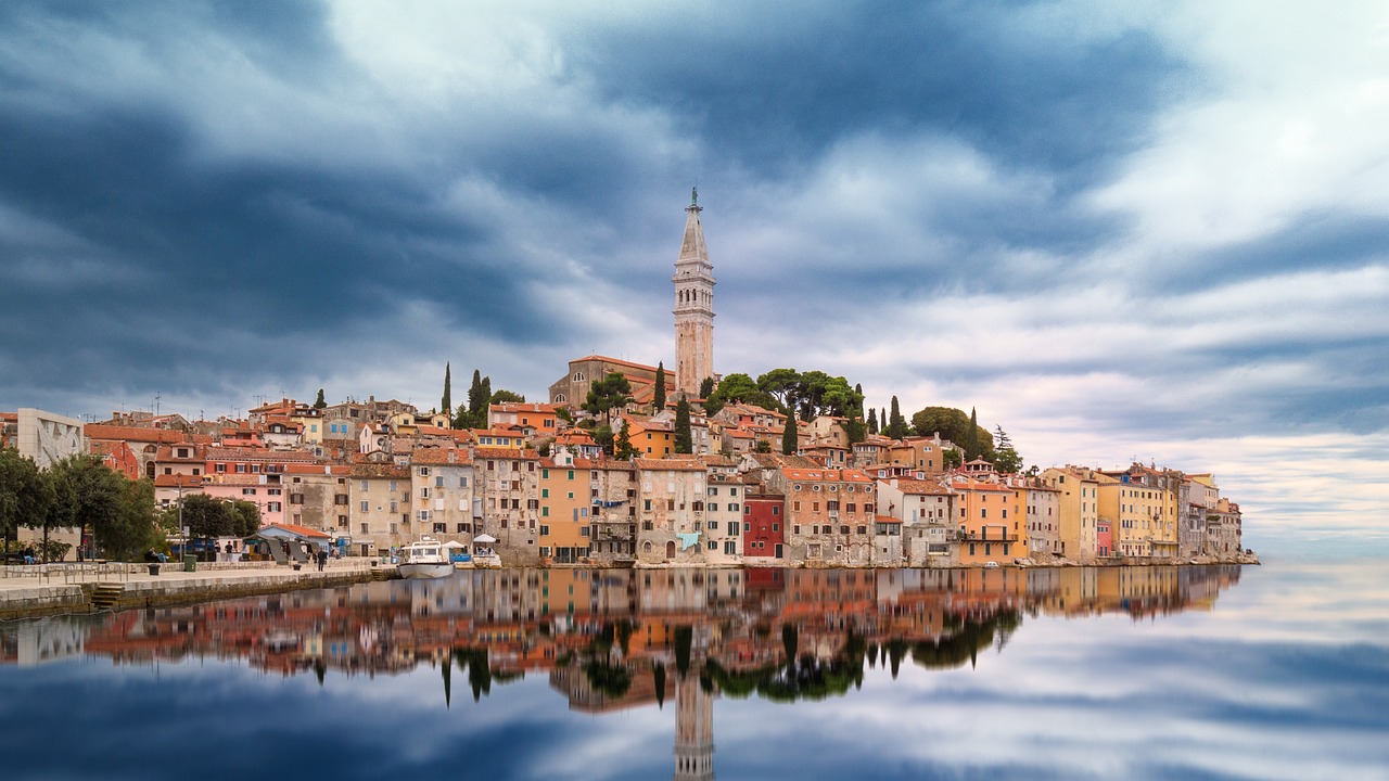 Con sus costas bañadas por el sol, su multitud de islas, sus montañas y sus históricas ciudades amuralladas, Croacia no es ajena a las listas de los mejores destinos. Viajar a este país tan turístico es más sencillo ahora que forma parte del espacio Schengen y la Eurozona, y es posible viajar por tierra desde Lisboa sin tener que mostrar el pasaporte ni cambiar de divisa. Si hace falta una excusa para visitar Croacia, en el 2024 será más fácil que nunca.