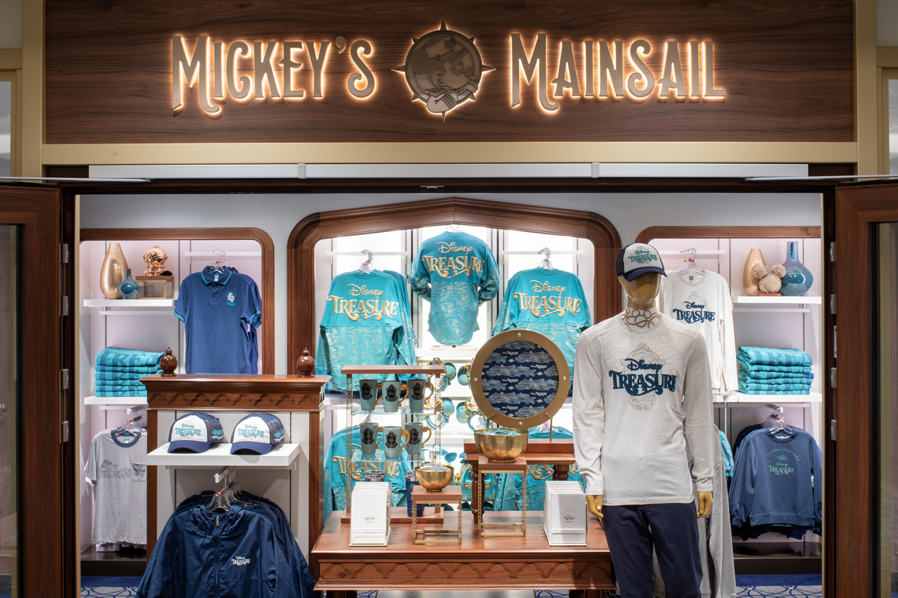 Mercancía exclusiva del Disney Treasure, el sexto y barco más nuevo de Disney Cruise Line.