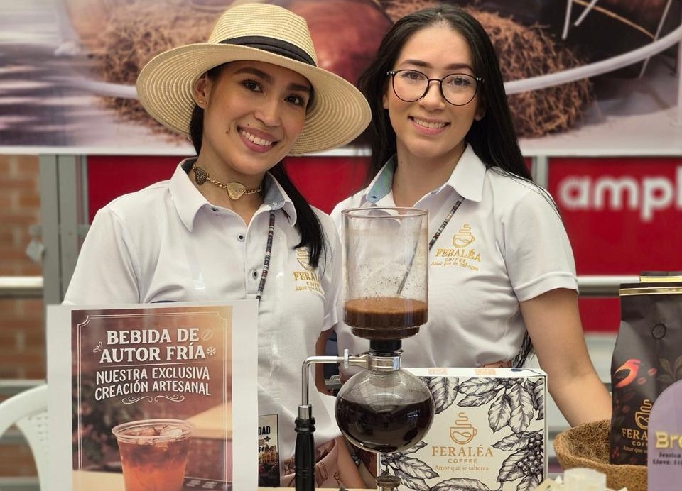 Alejandra Arteaga es la creadora de Feraléa Coffee, aquí la acompaña Elizabeth Vargas en una muestra del producto de autor.