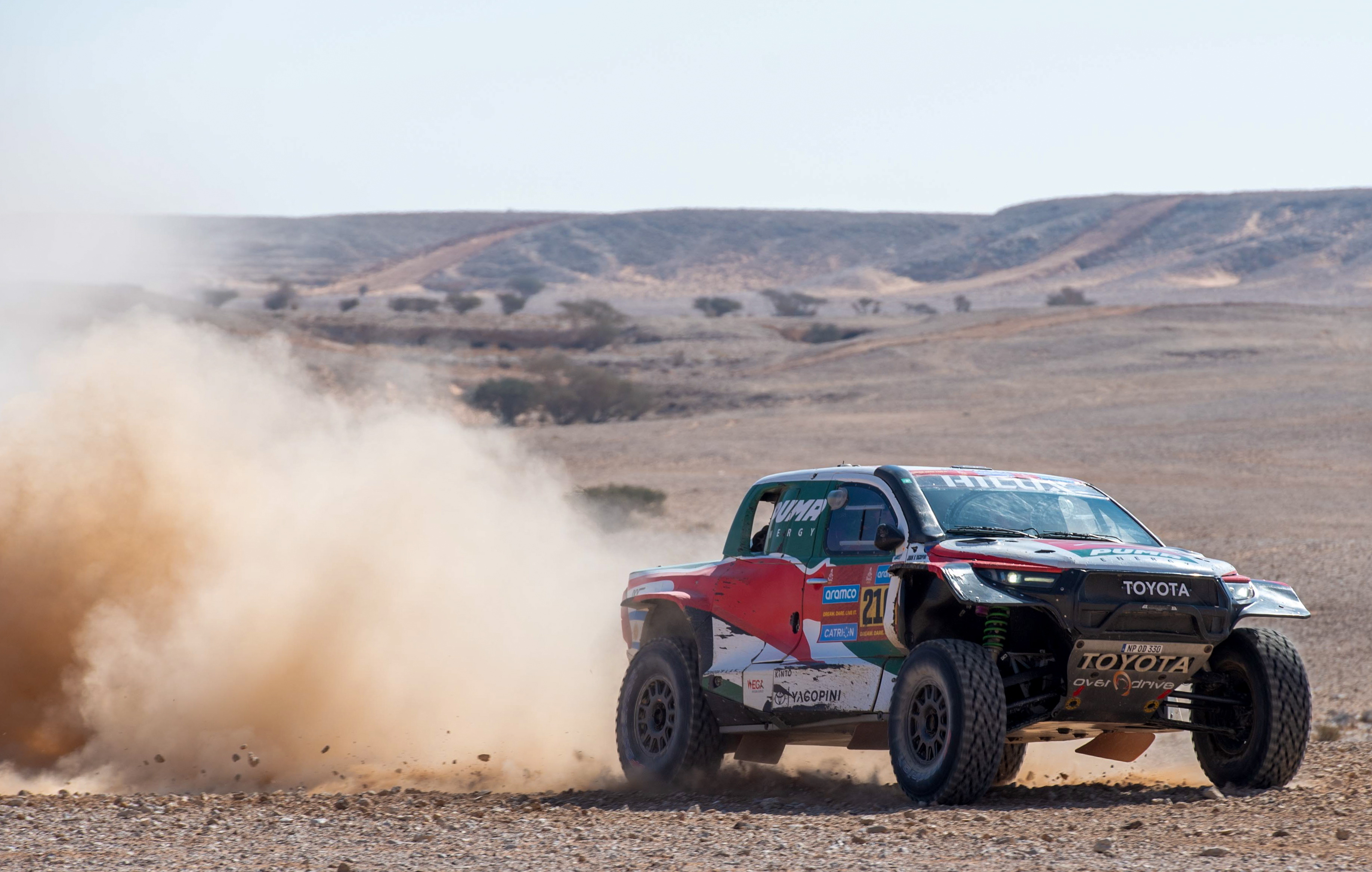 Haradh (Saudi Arabia), 14/01/2025.- Argentinian driver Juan Cruz Yacopini and Spanish co-driver Daniel Oliveras drive their Toyota Hilux Overdrive for Overdrive Racing during the ninth stage of the 2025 Dakar Rally from Riyadh to Haradh, Saudi Arabia, 14 January 2025. (Arabia Saudita) EFE/EPA/Gerard Laurenssen
