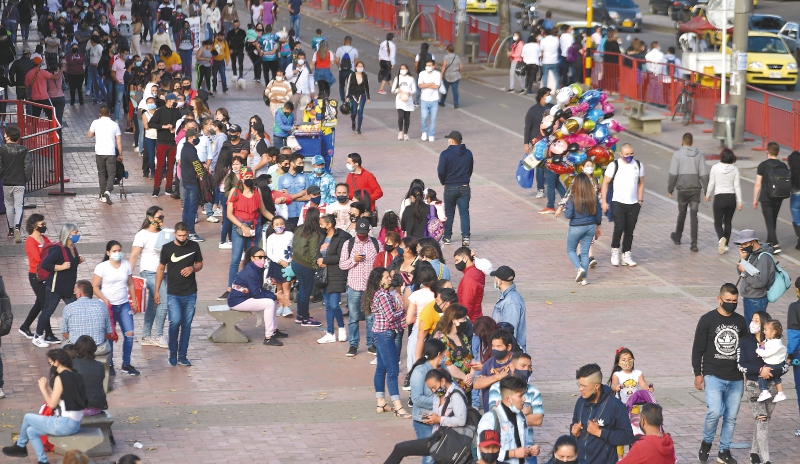 Las aglomeraciones y las reuniones han aumentado los casos de contagio y las muertes por COVID-19 en Bogotá.