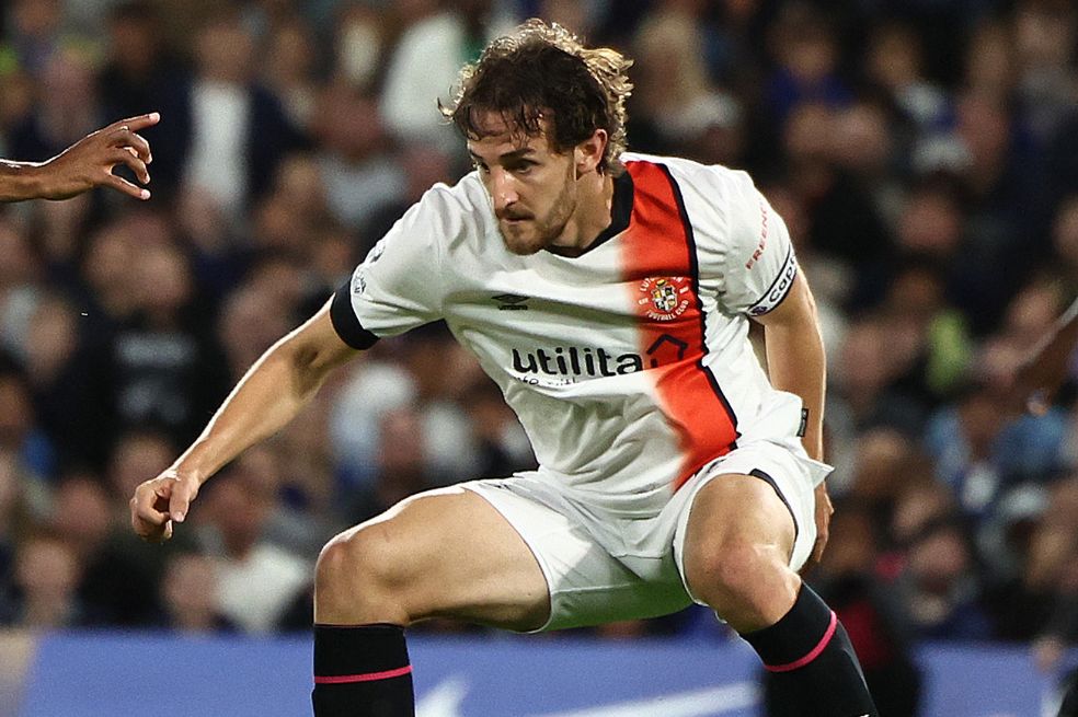 Tom Lockyer sufrió un paro cardíaco en partido de la Premier: lo confirmó su equipo