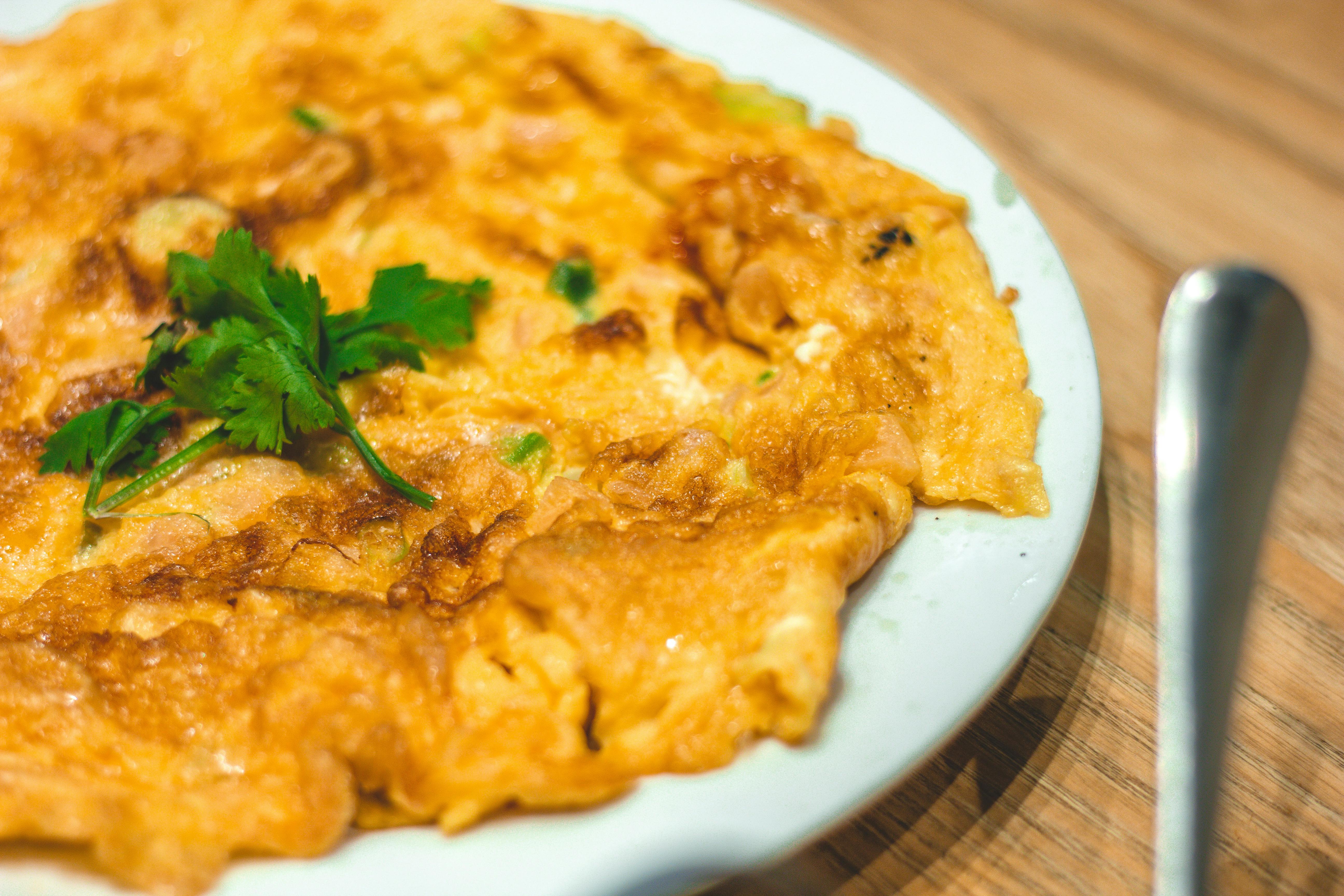 Huevos al ajillo con mantequilla, cilantro y parmesano: así se hacen
