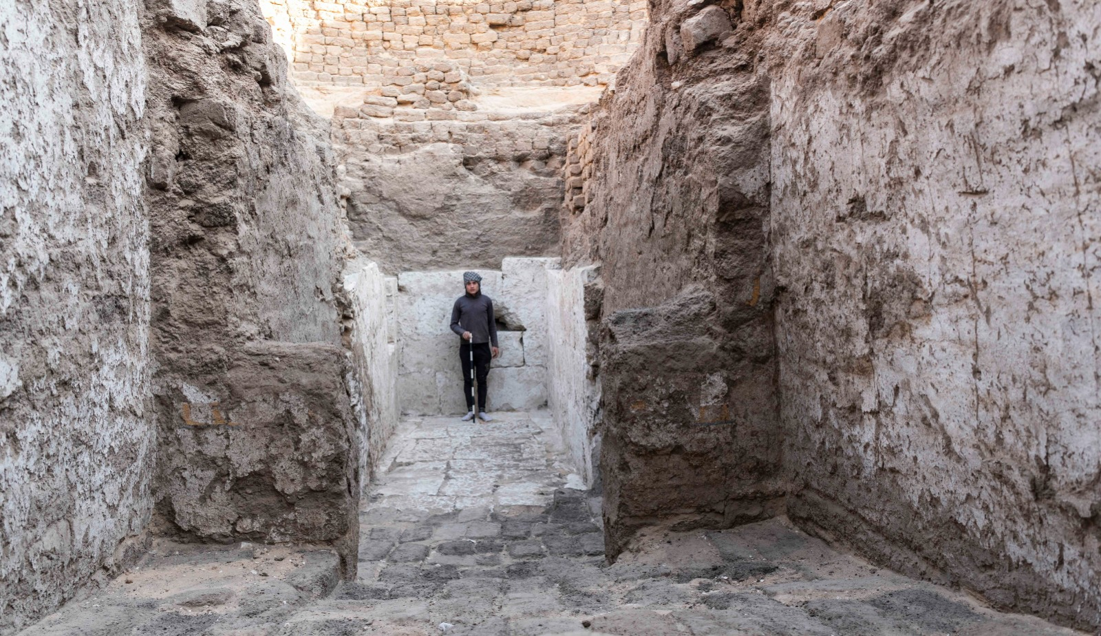 EL CAIRO, 14/03/2025.- Una misión arqueológica egipcio-estadounidense ha descubierto una tumba real de un monarca desconocido perteneciente al Segundo Período Intermedio en el cementerio "Monte Anubis" de Abidos, situado en la provincia central de Sohag, informó este viernes el Ministerio egipcio de Turismo y Antigüedades. "El descubrimiento de la tumba real en Abidos aportó nuevas evidencias científicas sobre el desarrollo de las tumbas reales en la necrópolis del Monte Anubis, que se remonta a la dinastía de Abidos, donde una serie de reyes gobernaron el Alto Egipto entre 1700 a.C .y 1600 a.C.", destacó el ministerio en un comunicado. EFE/ Ministerio De Turismo Y Aniguedades Egipcio SOLO USO EDITORIAL/SOLO DISPONIBLE PARA ILUSTRAR LA NOTICIA QUE ACOMPAÑA (CRÉDITO OBLIGATORIO)
