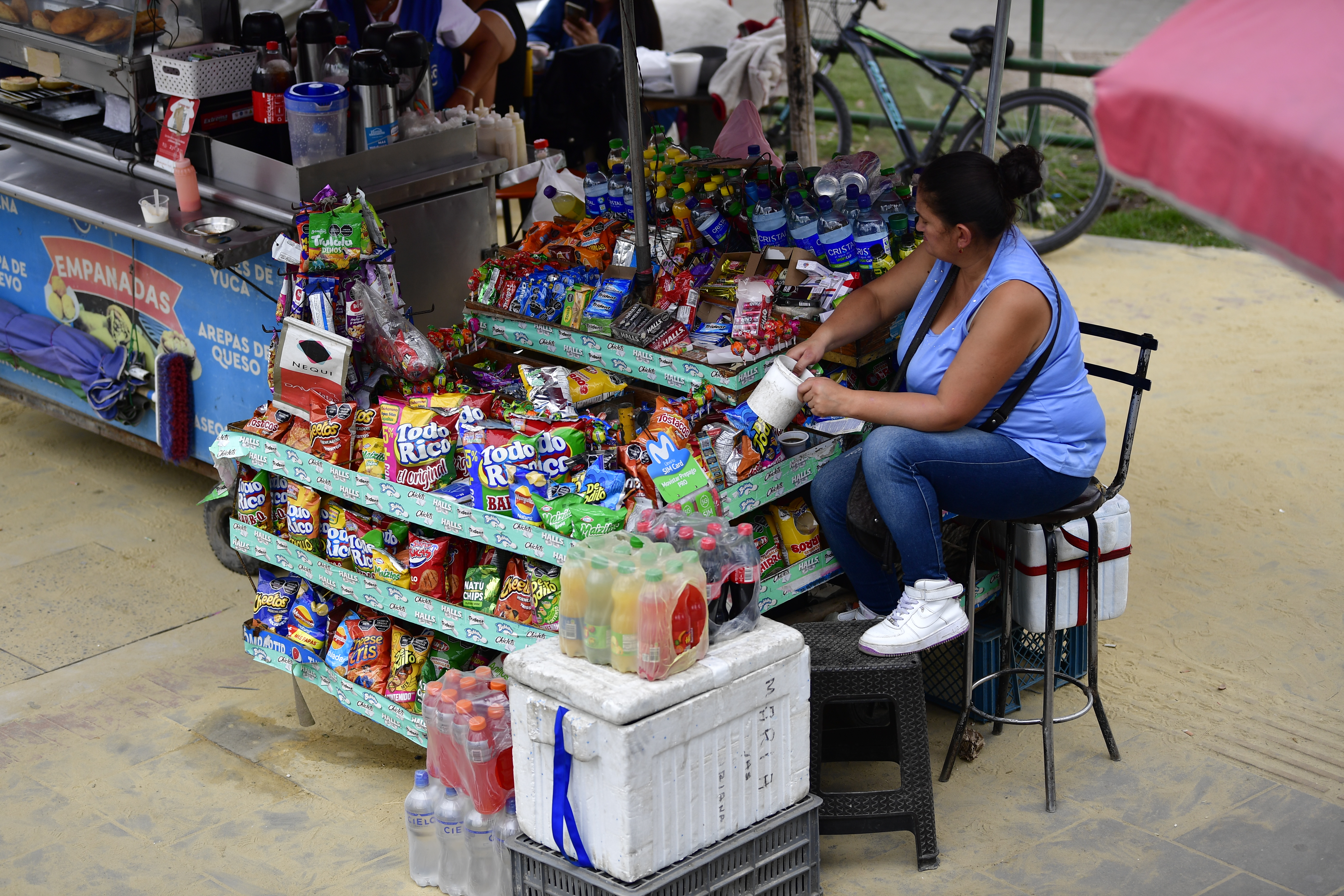 Mujeres vendedoras informales recibirán hasta el 75 % de un salario mínimo para estudiar