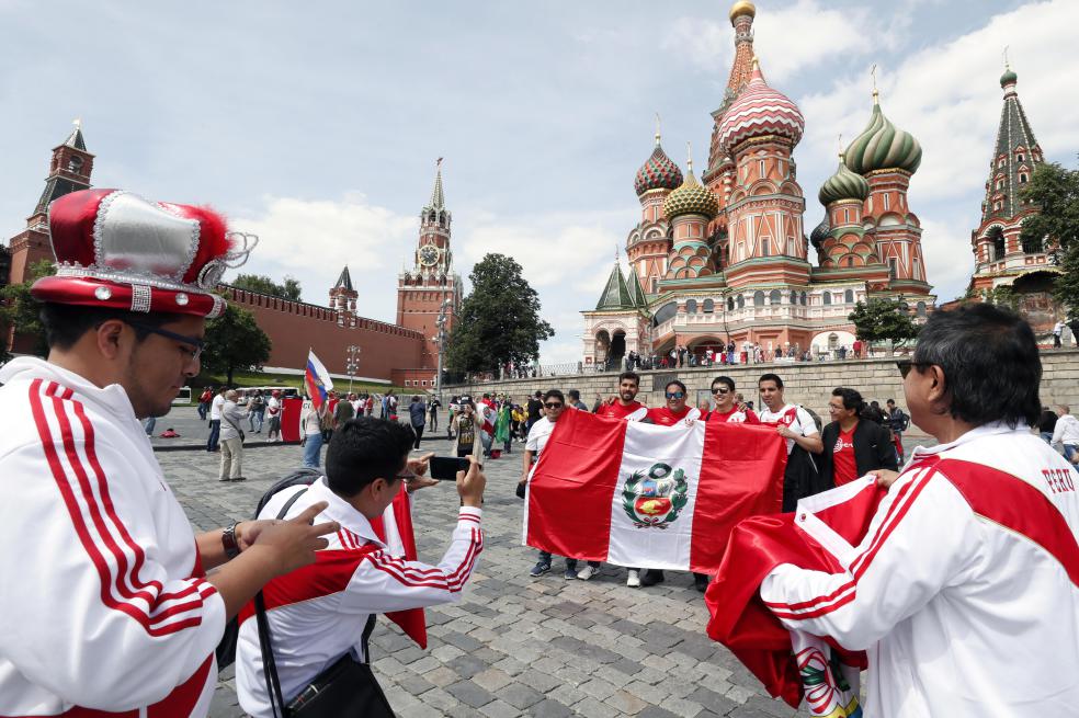 Rusia 2018: Los hinchas peruanos tiñen de blanco y rojo a Moscú