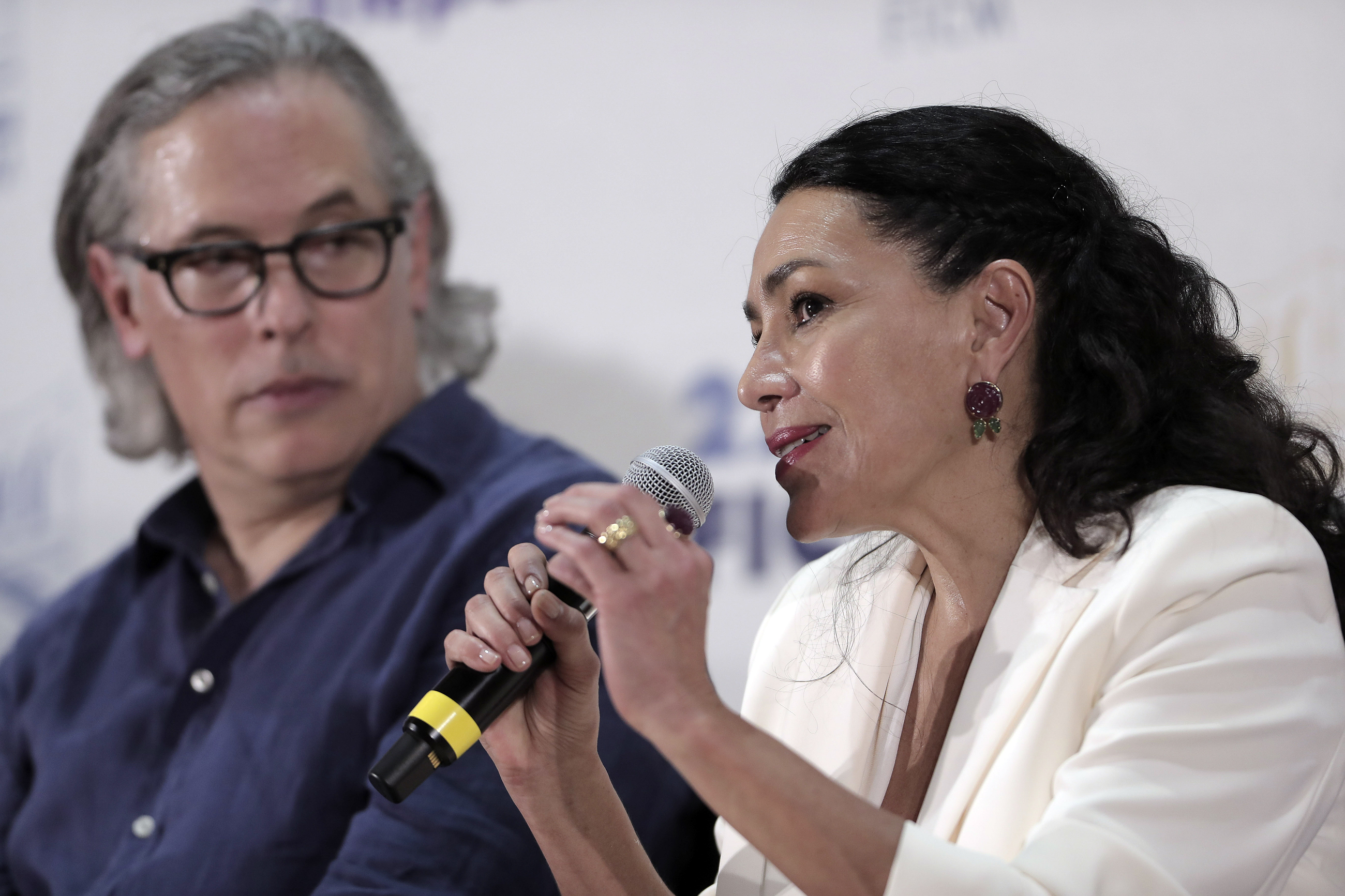 MEX2895. MORELIA (MÉXICO), 19/10/2024.- La actriz mexicana Dolores Heredia habla durante una rueda de prensa este sábado, en el Festival Internacional de Cine de Morelia (FICM) (México).  'Pedro Páramo' es el primer viaje cinematográfico del reconocido fotógrafo mexicano Rodrigo Prieto, quien ahora se erige como director con esta película que llega este sábado a los teatros del Festival Internacional de Cine de Morelia (FICM), al adaptar la gran obra del reconocido escritor Juan Rulfo. EFE/ Iván Villanueva